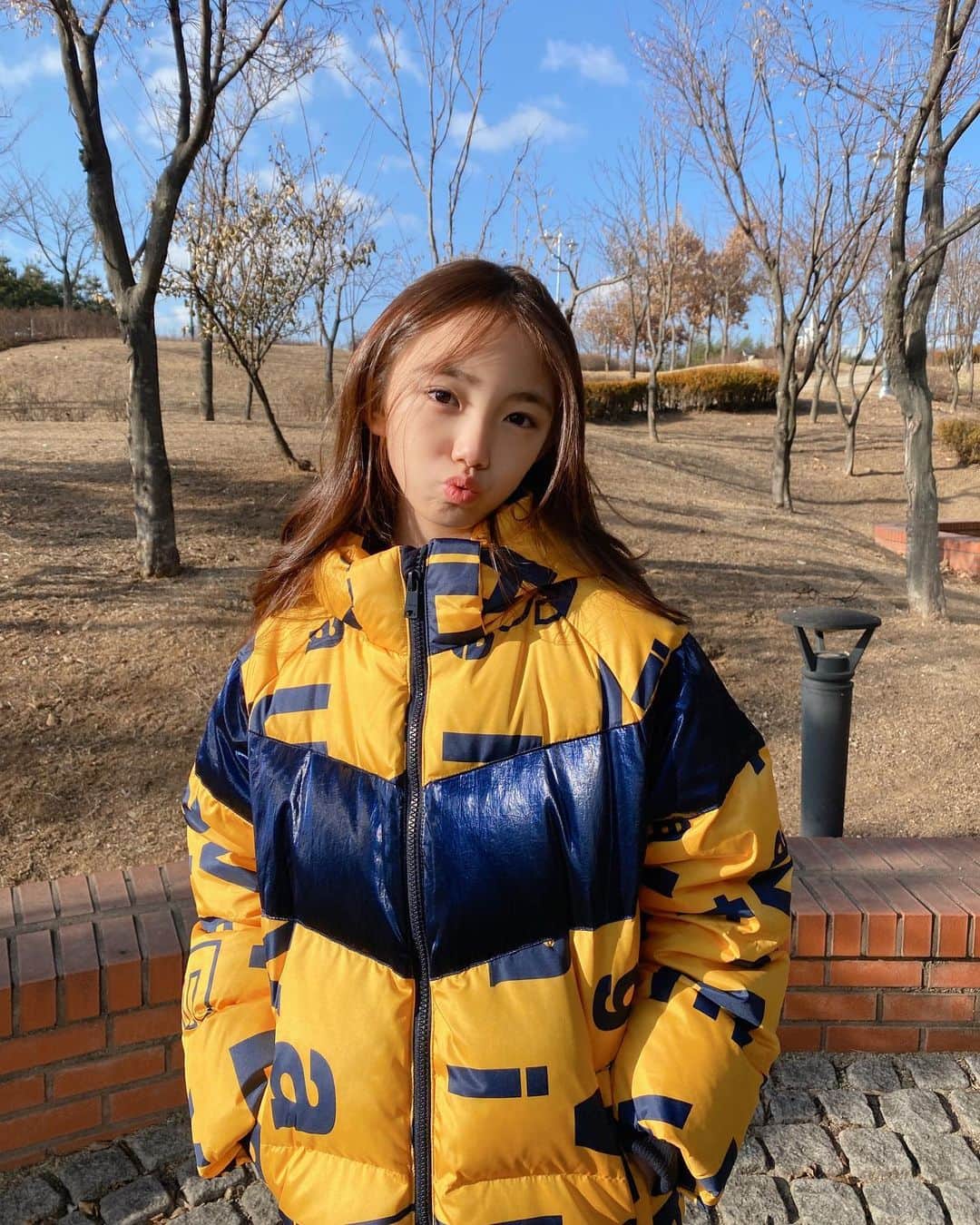 ウンチェのインスタグラム：「#광고  오늘 방학하신 언니😚  가뜩이나 심심하다고 난리인데 , 이제 온라인 수업까지 없으니 어쩔🤷🏻‍♀️ (엄마는 머리가 아파온다)  #에비수 #에비수키즈 #evisukids #에비수키즈패딩 #키즈패션 #키즈패딩 #아동패딩 #유아패딩 #초딩스타그램 #겨울방학 #딸스타그램 #키즈모델 #주니어모델 #아역배우 #이은채 #LeeEunchae」