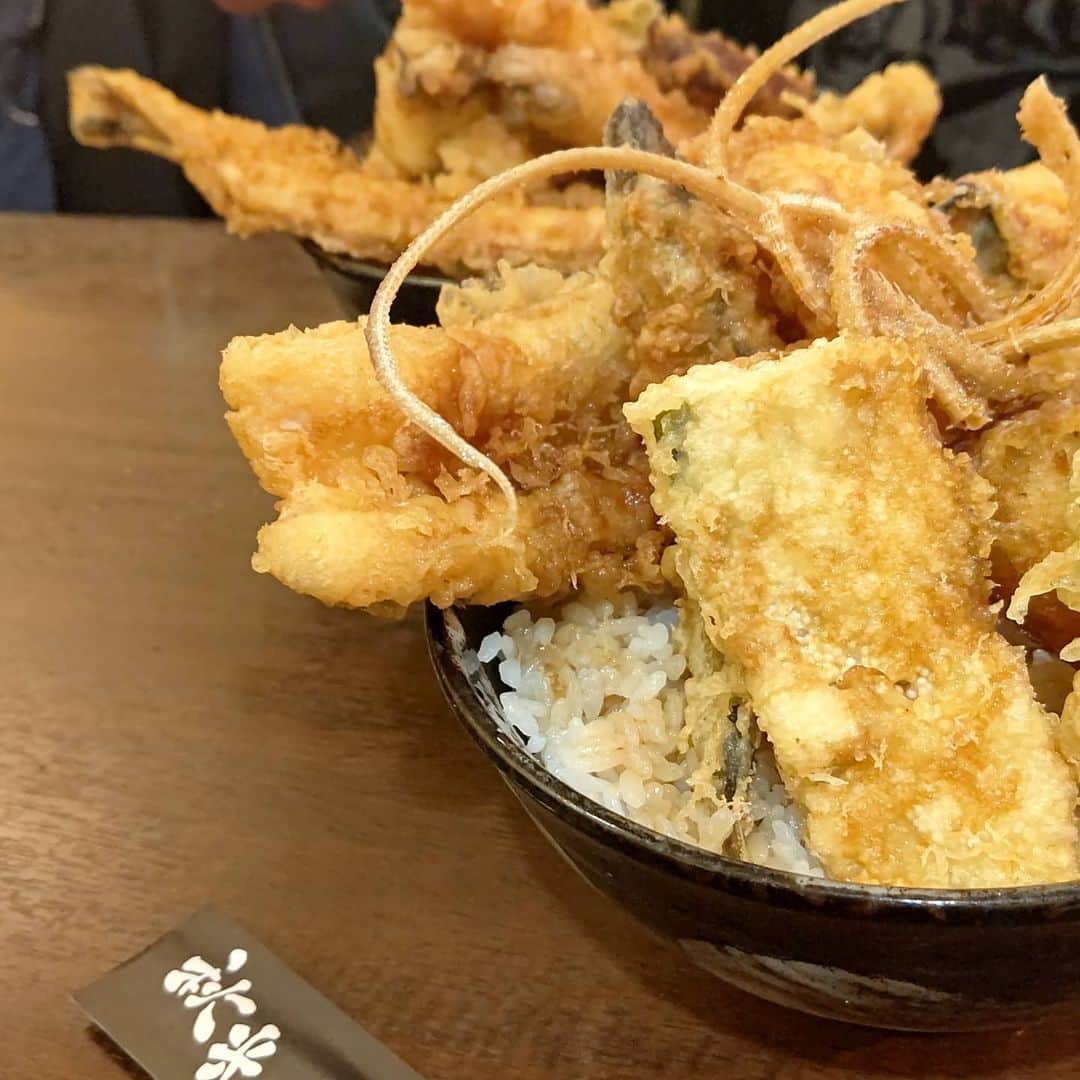松浦麻里奈さんのインスタグラム写真 - (松浦麻里奈Instagram)「@akimitsu_official　満腹・豪快な五代目天丼♥ 天麩羅 秋光（アキミツ）  浅草でフラフラしたあと、天丼食べに✨ お味噌汁も付いてたよ(｡･ω･｡)ﾉ♡  四季よって変わるネタ！！  旬の食材やオススメ食材、 油はごま油とサラダ油のブレンドで 粉はオリジナルブランドの特性の秋光粉！ 軽い食感のサクサク衣😘✨  3月6日に本店『下町天丼　秋光』が『天麩羅　秋光』に移設OPEN！！！  つくばエクスプレス浅草駅から 徒歩2,3分とアクセス良好な場所にあり。    #天麩羅秋光 #浅草天麩羅 #天麩羅バル #浅草天丼 #浅草グルメ #浅草天ぷら #五代目天丼 #pr #天丼#天丼好きな人と繋がりたい #天麩羅#天麩羅バル秋光 #グルメスタグラム #グルメインスタ #グルメ女子  #グルメ好きな人と繋がりたい #dinner#ディナー #LUNCH#ランチ#海鮮#旬の食材#満腹#大きい魚#穴子#牡蠣#魚」12月29日 18時03分 - ay114.831m