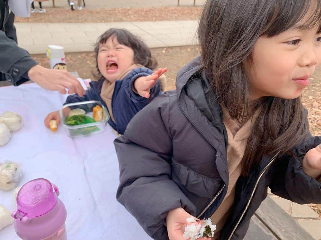 のインスタグラム：「. . 「お弁当のおかず食べないで〜😭😭😭」 . みんなで食べるように作ったおかずを独り占めしたがるはる☹️ 結局ほとんどのおかずをはるが食べましたとさ🤣 . . #食いしん坊 #姉弟 #公園」