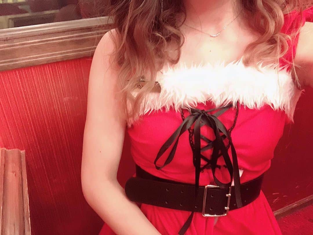 かなのインスタグラム：「12/22〜25までの４日間のうち、２日間サンタさんした🤶❤️ 楽しかった🥰 ブログにお顔載せました😘 プロフィール欄のURLから飛んでみてね😘」