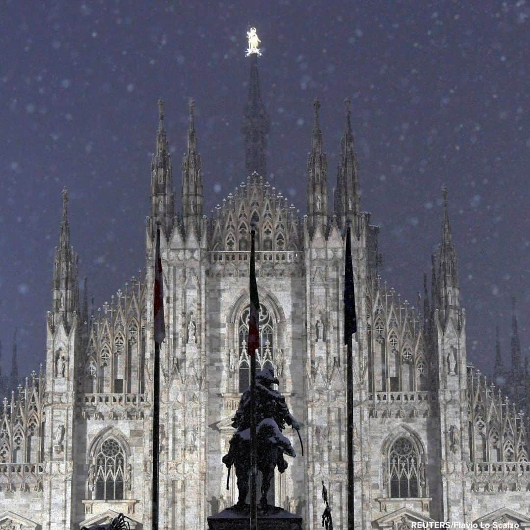 ABC Newsさんのインスタグラム写真 - (ABC NewsInstagram)「Snow falls around Milan’s Duomo Cathedral. #snow #milan #cathedral」12月29日 18時09分 - abcnews