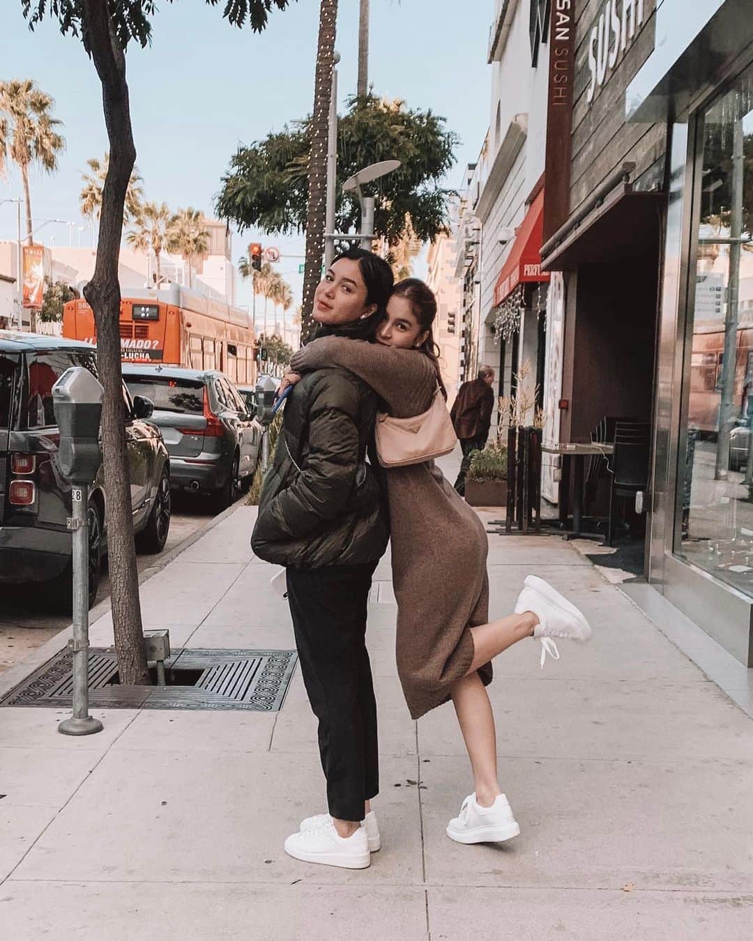 ジュリア バレットのインスタグラム：「This time last year doing what we love to do together- stroll around & talk about everything under the sun🤎」