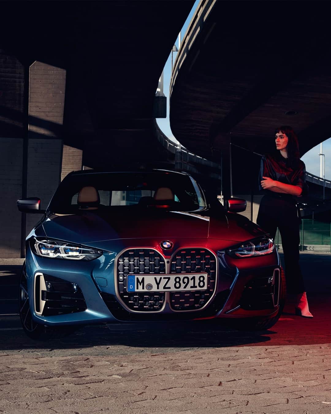BMWのインスタグラム：「Two individualists, same wavelength. And the rest is history.  The BMW 4 Series Coupé. #THE4 #BMW #4Series __ BMW M440i xDrive Coupé: Fuel consumption in l/100 km (combined): 7.1–6.8. CO2 emissions in g/km (combined): 163–155. Further information: www.bmw.com/disclaimer. Acceleration (0-100 km/h): 4.5 s. Power: 275 kW, 374 hp, 500 Nm. Top speed (limited): 250 km/h.」