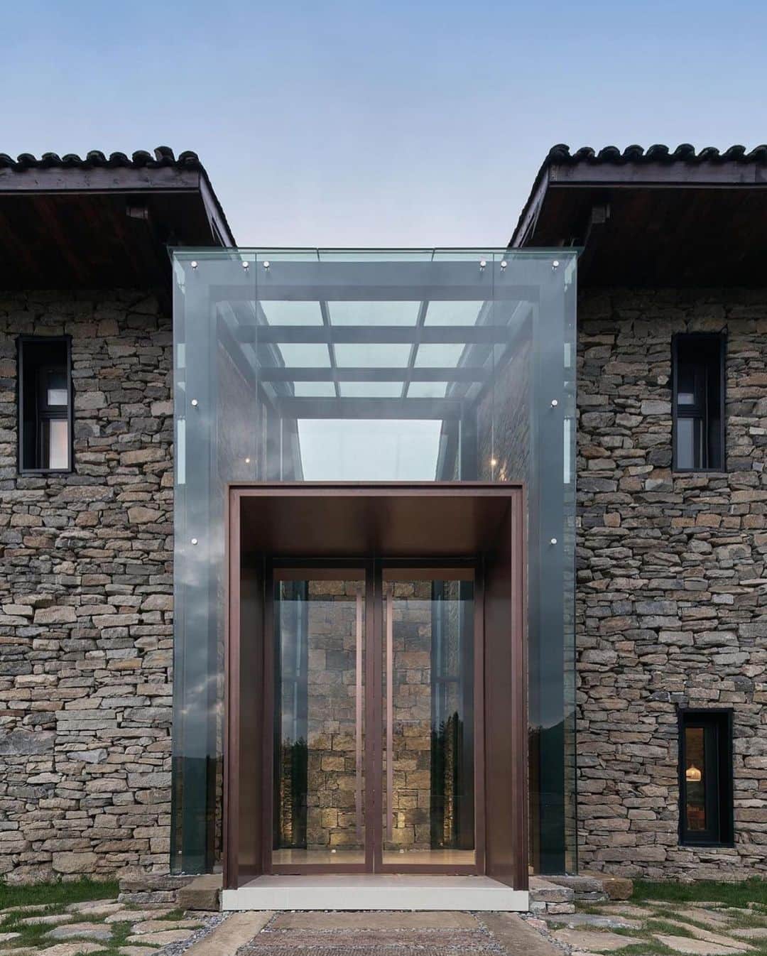 WATCHMANIAのインスタグラム：「Nanchawan·Shiwu Tribe Homestay is a charming stone house retreat surrounded by two water systems, farmland, and is placed in a small mountain village in Yichang, Hubei. It is designed by The Design Institute of Landscape and Architecture China Academy of Art and is located in Yichang, China // Photos by Aoguan Performance of Architecture.  Via @restless.arch」
