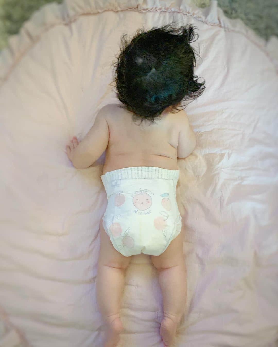 エリナ シルカのインスタグラム：「These pampers designs are too cute 🥺🥰 パンパースのオムツデザインが可愛いすぎて、バリエーション豊富で、お風呂上がりは基本オムツでタミータイム👶💓」