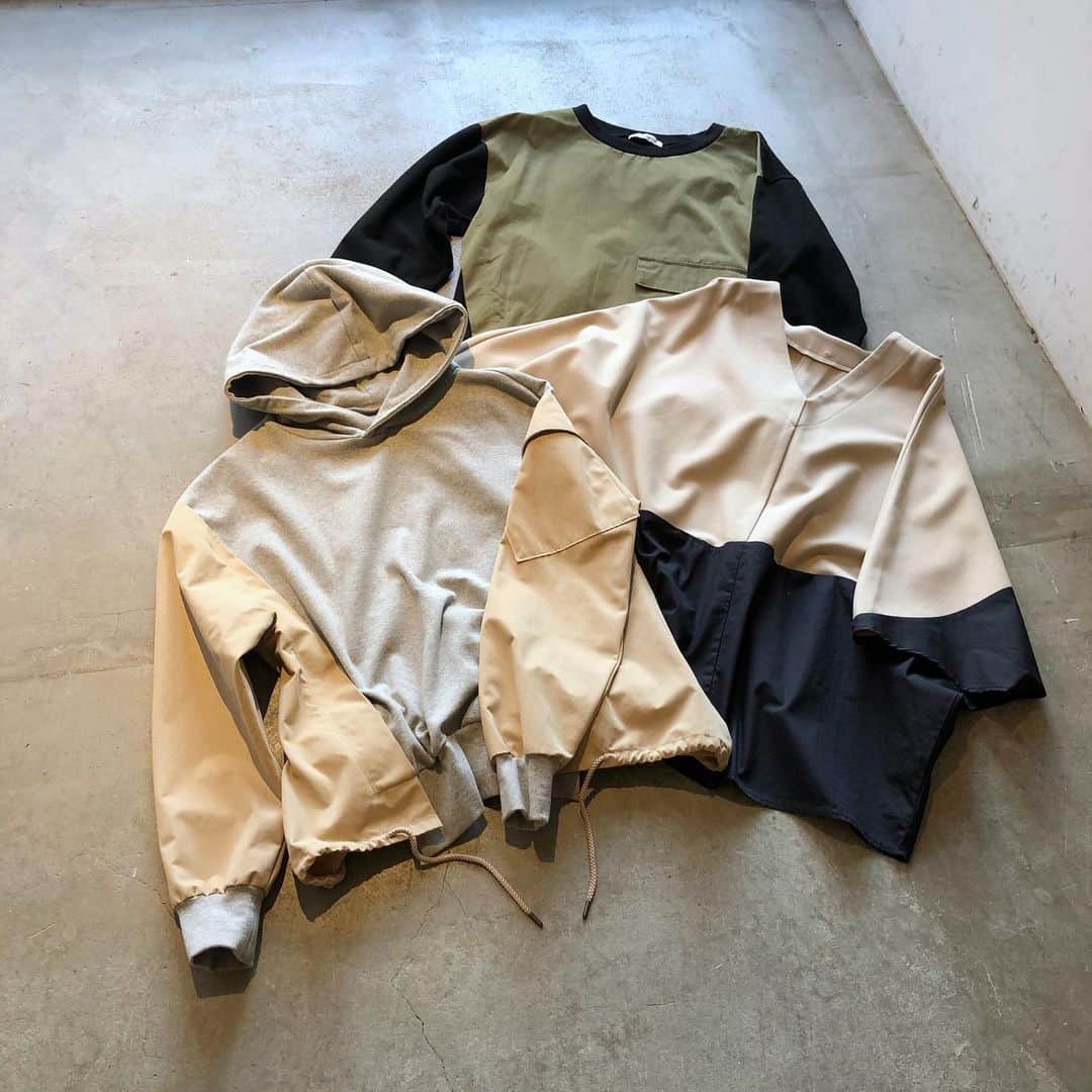 のインスタグラム：「✔️BI COLOR SELECTION ﻿ ————————————————————﻿ ﻿ 冬から春にかけて使いたい、﻿ バイカラーアイテムをコーデの主役に。﻿ ﻿ ﻿ ■バイカラーフーディー﻿ ¥5,400+tax﻿ ﻿ 1枚で決まる、異素材使いの配色デザインパーカー。﻿ ﻿ すっきりとしたサイズ感なので、﻿ パンツでもスカートでも合わせやすく着回し力抜群。﻿ ﻿ 今の季節はアウターと合わせて、﻿ 春には1枚でロングシーズンご着用頂けます。﻿ ﻿ ﻿ ﻿ ■バイカラーBIGポケットTOPS﻿ ¥5,400+tax﻿ ﻿ 異なる2色の配色と素材が組合わさったバイカラーが特徴のトップスです。﻿ ﻿ フロント片側には大き目のポケットがアクセントに。﻿ ﻿ 一枚でも、コートやジャケットのインナー使いにもおすすめのアイテムです。﻿ ﻿ ﻿ ﻿ ■バイカラードルマンシャツ﻿ ¥5,400+tax﻿ ﻿ シンプルながらも飽きのこないドルマンシャツ。﻿ ﻿ カット素材とハリのあるシャツ素材で切り替えてたデザインに、ゆったりとしたシルエットで着心地は抜群です。﻿ ﻿ 大胆な配色のデザインで一枚で着てもおしゃれに着こなして頂けます。﻿ ﻿ ————————————————————﻿ #COTORICA. #fashion#coordinate#onlinestore#instafashion#instagood#markstyler#2020aw#コトリカ#ママコーデ#ママファッション#プチプラコーデ#プチプラファッション#今日のコーデ#バイカラー#バイカラートップス#フーディー#パーカー#ドルマンシャツ」