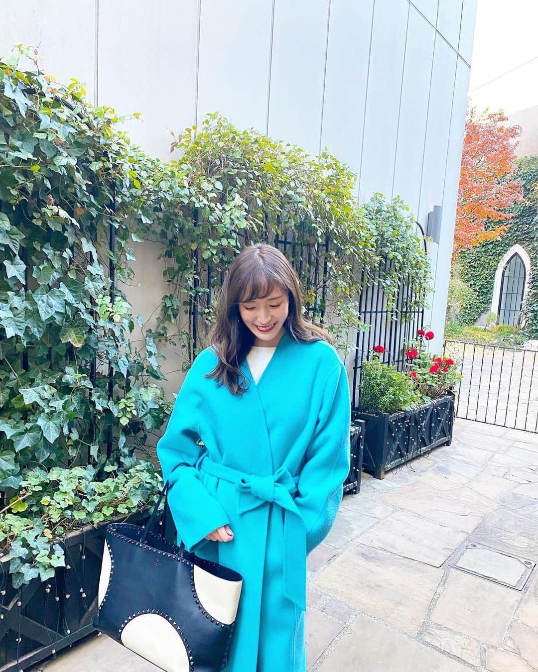 小林真由さんのインスタグラム写真 - (小林真由Instagram)「今年もロングコートデビュー🧣﻿ 思えば最近車移動はあっても外を歩いてなかったのでようやく！2ヶ月くらい温めていたコート。﻿ 友達と出かける機会が減って寂しいです🥲﻿ ﻿ ﻿ モノトーンを着ることが多いのでアウターは明るめブルー🫐🤍﻿ ﻿ outer: #frayid﻿ pants: #uniqlo﻿ boots: #louisvuitton﻿ bag: #valentino﻿ ﻿ ﻿  #ファッション #コーデ #ママコーデ #女の子ママ #男の子ママ #ママライフ #コーディネート #2歳 #生後4ヶ月 #ベビー #二人育児 #フレイアイディー #ユニクロ #ルイヴィトン #ヴァレンティノ #coordinate #fashion」12月29日 18時30分 - mayukobayashii