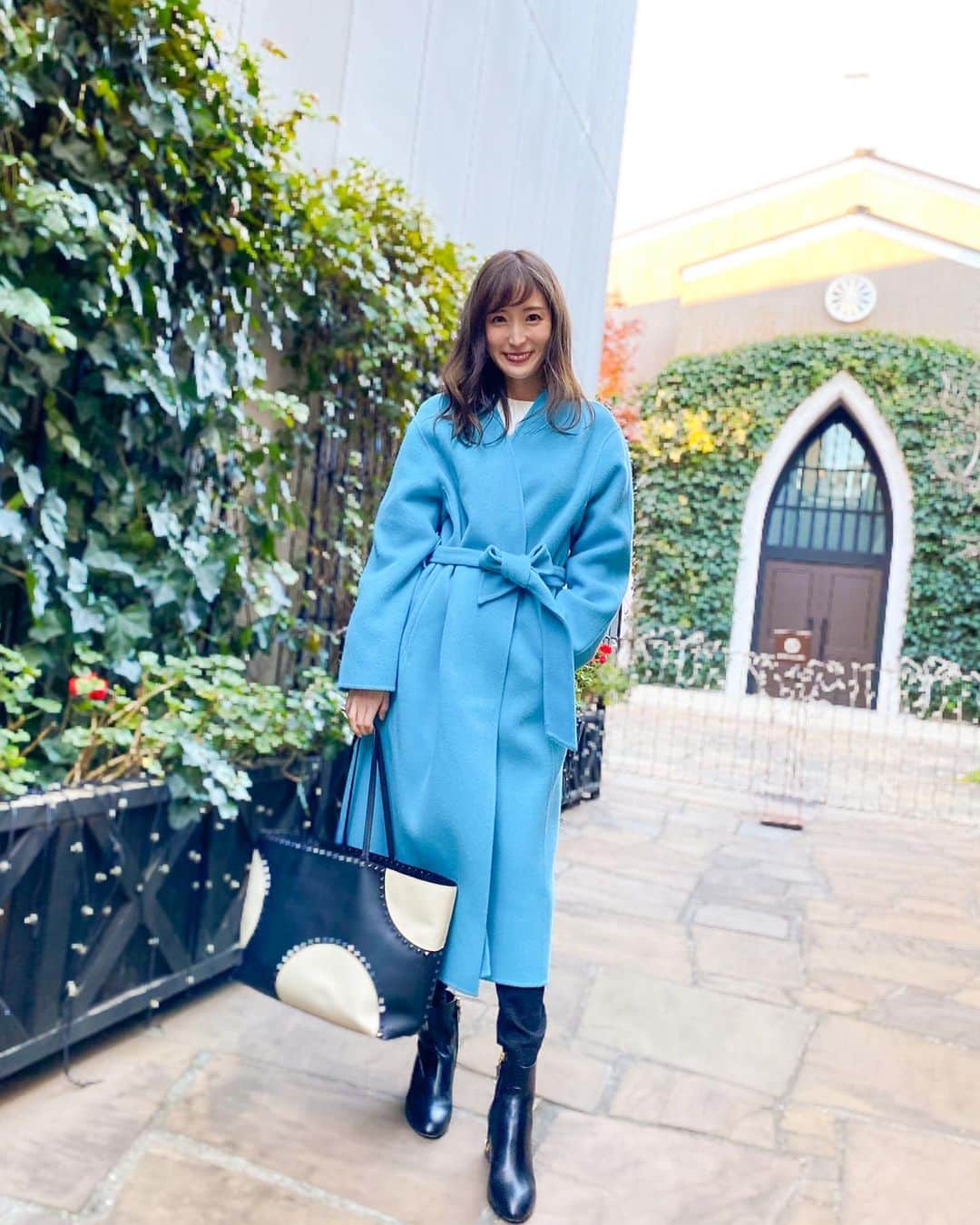 小林真由のインスタグラム：「今年もロングコートデビュー🧣﻿ 思えば最近車移動はあっても外を歩いてなかったのでようやく！2ヶ月くらい温めていたコート。﻿ 友達と出かける機会が減って寂しいです🥲﻿ ﻿ ﻿ モノトーンを着ることが多いのでアウターは明るめブルー🫐🤍﻿ ﻿ outer: #frayid﻿ pants: #uniqlo﻿ boots: #louisvuitton﻿ bag: #valentino﻿ ﻿ ﻿  #ファッション #コーデ #ママコーデ #女の子ママ #男の子ママ #ママライフ #コーディネート #2歳 #生後4ヶ月 #ベビー #二人育児 #フレイアイディー #ユニクロ #ルイヴィトン #ヴァレンティノ #coordinate #fashion」
