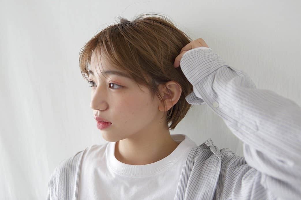 narumiのインスタグラム：「ㅤㅤㅤㅤㅤㅤㅤㅤㅤㅤㅤㅤㅤ ㅤㅤㅤㅤㅤㅤㅤㅤㅤㅤㅤㅤㅤ まだ長めのショートの時 久々に、サロモのデータを🎞 ㅤㅤㅤㅤㅤㅤㅤㅤㅤㅤㅤㅤㅤ なんなんTかわいかった😌 くしゃっとした無造作なヘアスタイル、好き ㅤㅤㅤㅤㅤㅤㅤㅤㅤㅤㅤㅤㅤ ㅤㅤㅤㅤㅤㅤㅤㅤㅤㅤㅤㅤㅤ #ショートヘア #ショートスタイル #無造作ヘア #ハイトーンショート #ショートヘアアレンジ #ハイトーンカラー #サロンモデル #撮影モデル #藤井風」