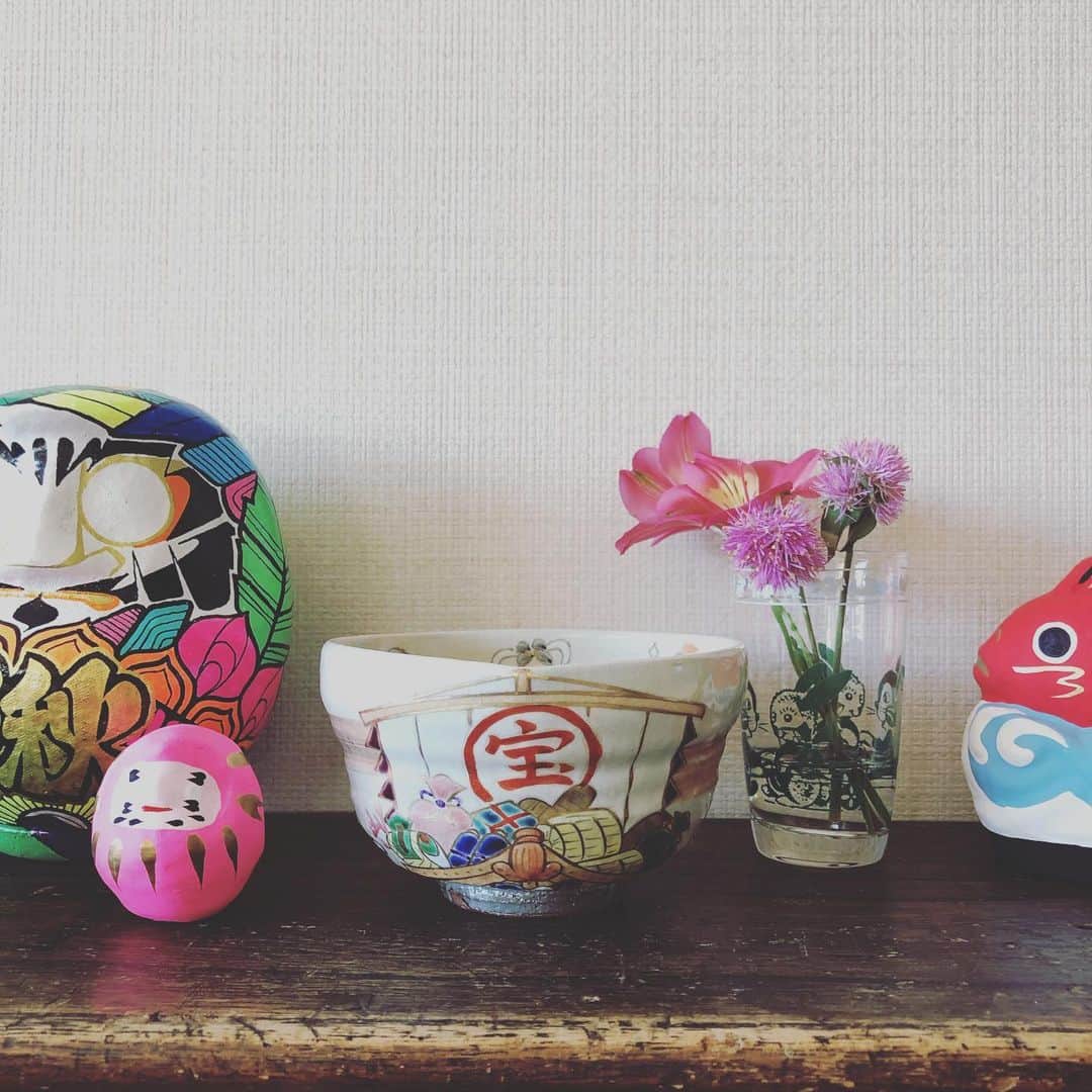 千秋さんのインスタグラム写真 - (千秋Instagram)「我が家の和のコーナーに仲間入り🇯🇵 ザ・日本のモチーフ、縁起物って大好き！ 子どもの頃はばばくさいとおもってたけど、大人になったからかな？ 宝船の絵の入った清水焼の器も @creemajp で。 中にも絵が入ってます。 Creemaサイトから「器 宝船」って検索したら一発で出てきました🍵（ソールドアウトかも⁉️） そして偶然にも、前回紹介した紅葉のガラスの器と同じ作家さんだった！ #洛描工房小手鞠 #小手鞠窯  https://www.creema.jp/item/10186672/detail?utm_source=sns_c&utm_medium=item&utm_campaign=20201215  Creema見てると物欲が止まらない😍 次は大物、家具を狙ってる👀🎯  #ハローサーカス #hellocircus #ハンドメイド #Creema #クリーマ #千秋インテリア #清水焼」12月29日 18時27分 - chiaki77777