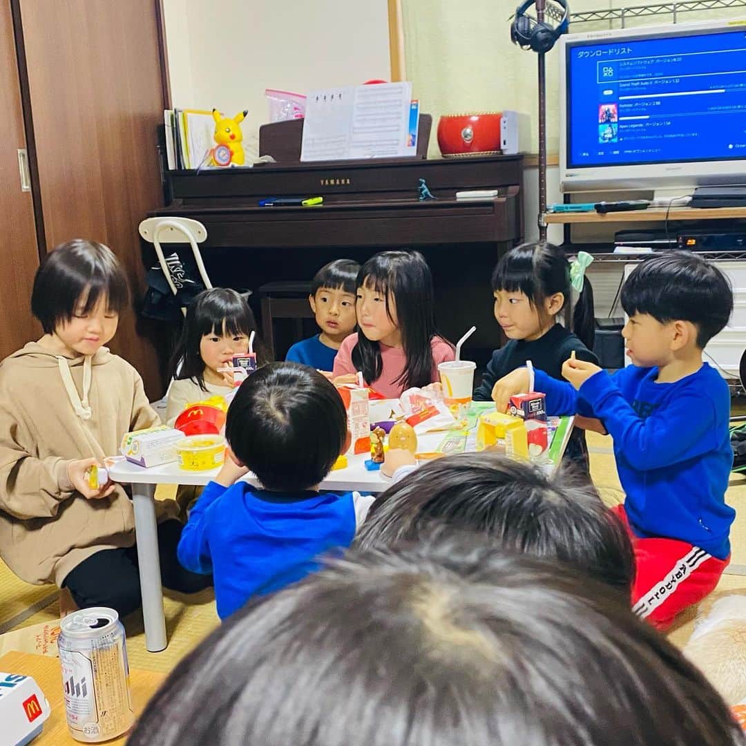 太陽チャンネルのインスタグラム：「関西なかよし組大集合～♡♡♡ ドッキリにドッキリからのわいわいマック食べて撮影して焼肉して呑んで～あー楽しいってこのことだね🤣😍💕 個人的に好きなのが5枚目のロボ夫婦を後ろからニヤニヤ眺めるかならん🤣💕かりん🐶脱走したりばしゃがトラブルメーカーだったりハプニングもあったけどほんとに楽しかったです！！ 来年もたくさん遊べますように！！♡♡♡ 最高の年末②👩‍❤️‍👩」