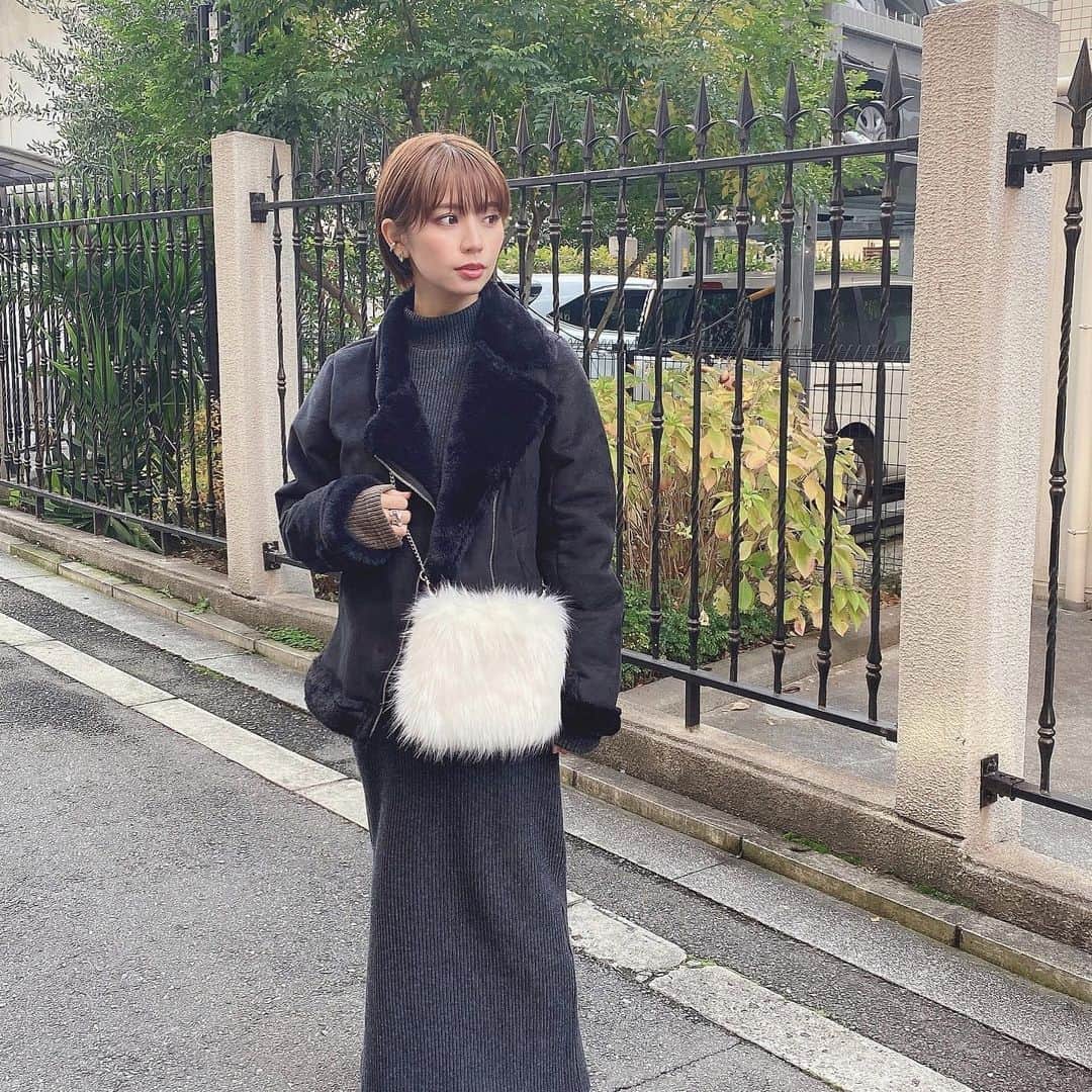 のインスタグラム：「． 明日から寒いんだねー❄️ 気温差にやられないように気をつけましょ‼︎ ． 白のふわふわのカバン可愛すぎてお気に入り♡ 汚さないように大切に使おう🐰 @grl_official  ． #GRL #グレイル #ファーバッグ #プチプラコーデ #ootd #code」