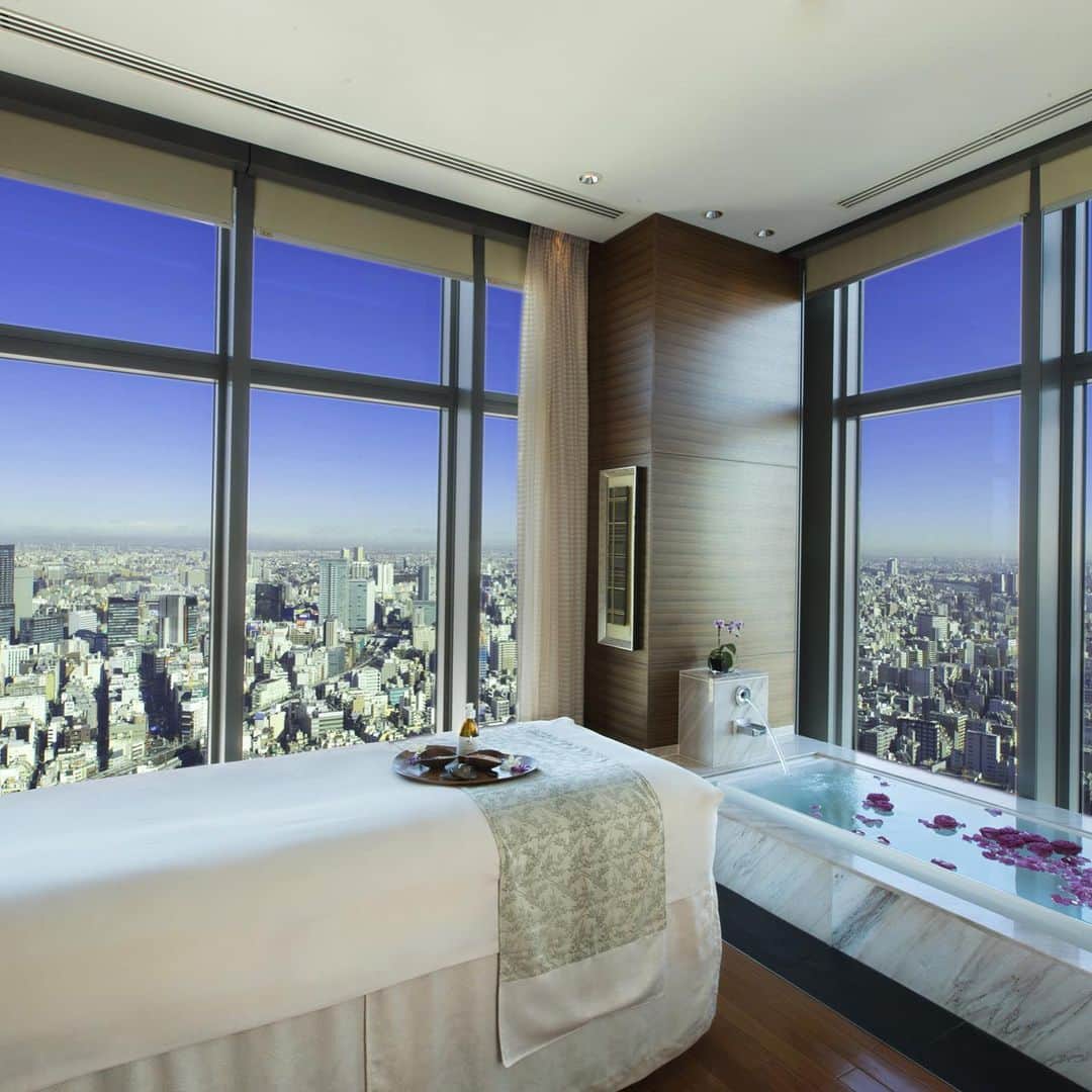 Mandarin Oriental, Tokyoさんのインスタグラム写真 - (Mandarin Oriental, TokyoInstagram)「「ザ・スパ・アット・マンダリン・オリエンタル・東京」では、2021年1月1日より、呼吸法・ヨガ・ボディトリートメントを組み合わせた新プログラム「ウェルネス リチュアル（120分、48,000円税サ別）」を開始いたします。 都心の絶景を望むスパスイートにてプライベートで実施する本プロブラムは、ご自身の心と身体のバランスに向きあう時間となり、新年のスタートにぴったりです。  ご予約・お問合せ：スパコンシェルジュ03-3270-8300またはEメール motyo-spaconcierge@mohg.com  The Spa at Mandarin Oriental, Tokyo is pleased to offer a new program “Wellness Ritual”, commencing 1 January, 2021. This 120-minute program in our spa suite will take you through a journey of mindfulness and wellness; from breathing, yoga to “Inner Strength” body treatment. Start the new year with a greater balance of your body and mind!  For more information or reservations, please call Spa Concierge at +81 (3) 3270 8300 or email motyo-spaconcierge@mohg.com  #ImAFan #InspiredByMO #mandarinoriental #mandarinorientaltokyo #motokyo #nihonbashi #tokyohotel #wellness #Mindfulness #yoga #breathingexercises #マンダリンオリエンタル #マンダリンオリエンタル東京 #日本橋 #東京ホテル #ラグジュアリーホテル #スパ #ウェルネス #マインドフルネス #ヨガ #呼吸」12月29日 18時38分 - mo_tokyo