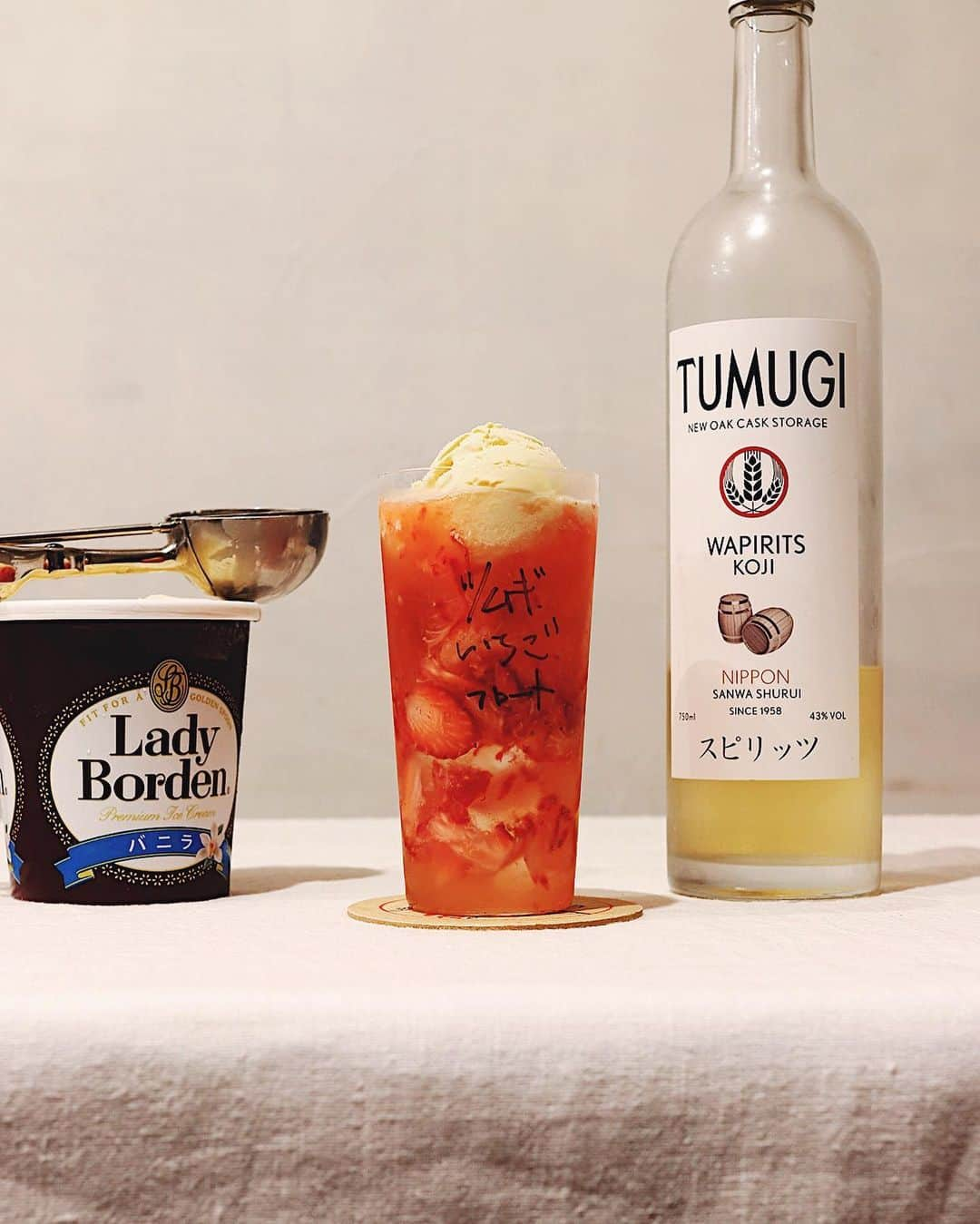 樋口正樹さんのインスタグラム写真 - (樋口正樹Instagram)「TUMUGI Strawberry Float . 今夜はご褒美的な一杯、 ツムギいちごフロート。 . 潰したいちごの果肉と 定番の濃厚なバニラに オーク新樽のツムギは 至福至福の組み合わせ。 👉@wapirits.tumugi . . . #ツムギ #いちごフロート #いちごのお酒 #いちごのカクテル #おいしいお酒 #クラフトカクテル #三和酒類 #ミクソロジー #スピリッツ #和ピリッツ #発酵 #麹 #大分 #宇佐 #家飲み #おうち時間 #レディーボーデン #TUMUGI #wapiritsTUMUGI #wapirits #Kojisour #Cozysour #mixologyart #madeinjapan #mixology #cocktail #mixologyst #LadyBorden」12月29日 18時38分 - higuccini