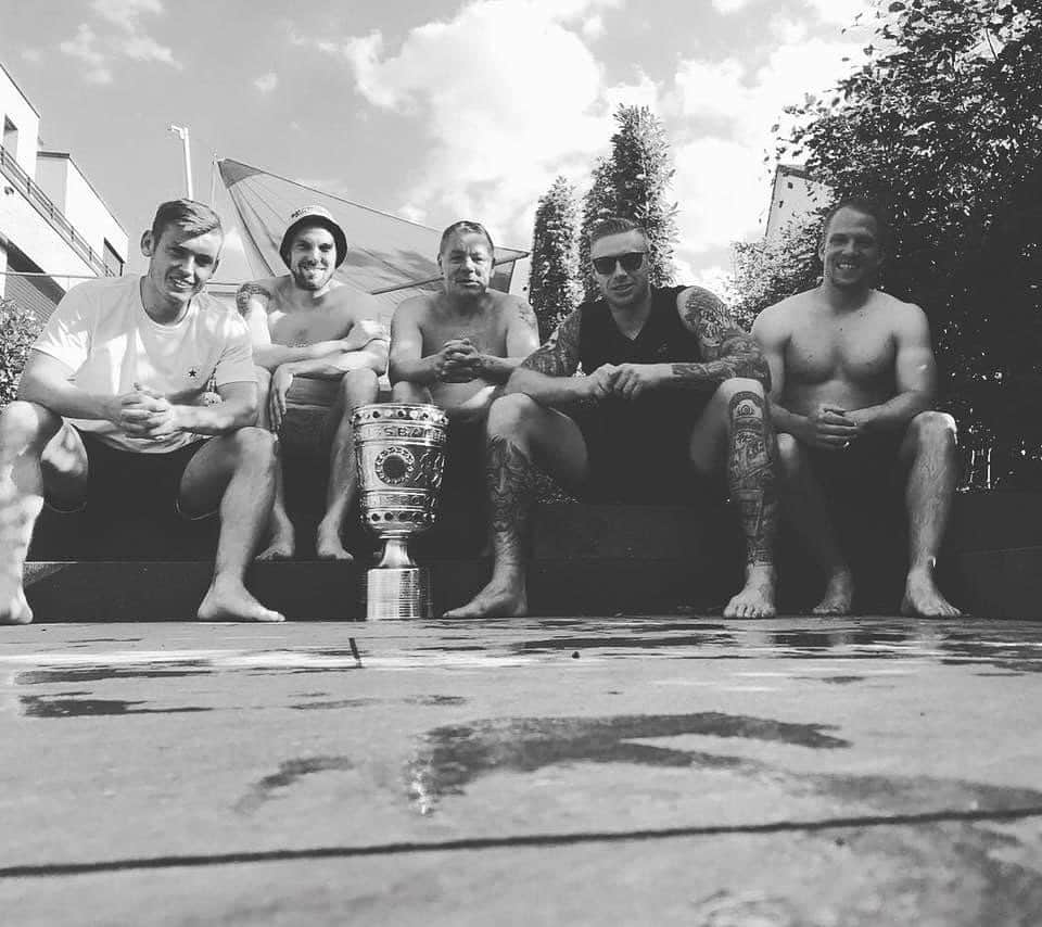 ケヴィン・グロスクロイツのインスタグラム：「Auf die Freundschaft 💪🏻💯 #oldbutgold」