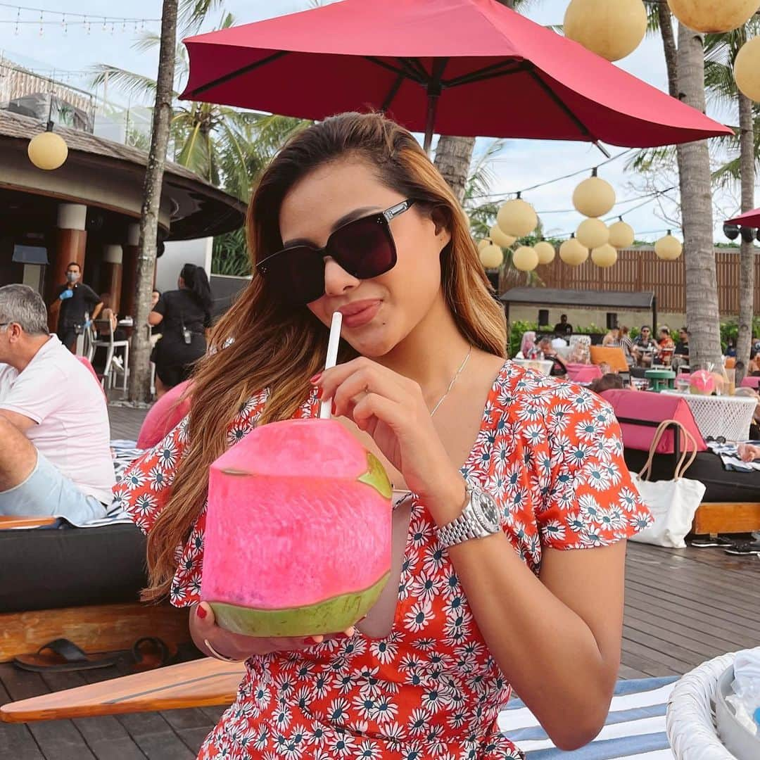 Aurelさんのインスタグラム写真 - (AurelInstagram)「on tuesdays, we drink pink coconut💖」12月29日 18時37分 - aurelie.hermansyah