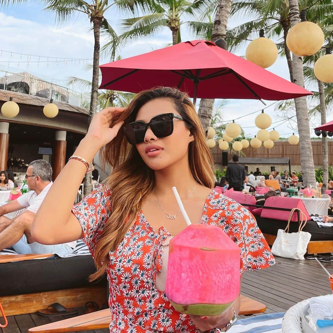 Aurelさんのインスタグラム写真 - (AurelInstagram)「on tuesdays, we drink pink coconut💖」12月29日 18時37分 - aurelie.hermansyah