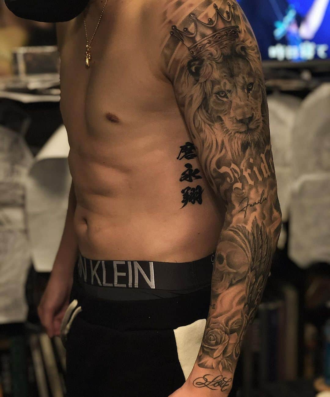 彫師美漸のインスタグラム：「@kazuto_ioka_official  NEWtattoo👑 ・ 年末の試合が楽しみ💪✨ ・ 井岡君ファイト‼️‼️‼️ ・ #井岡一翔　#美漸洋彫り　#刺青 #彫師 #美漸 #彫師美漸 #海老名 #中目黒 #タトゥー #東京タトゥー #tokyo #tattoo #art #fashion #bizenart #bizen #문신　#Bizentattoo  #tattooer #tattooist #tattooartist #tattooart #tattooshop #japanesetattoo」