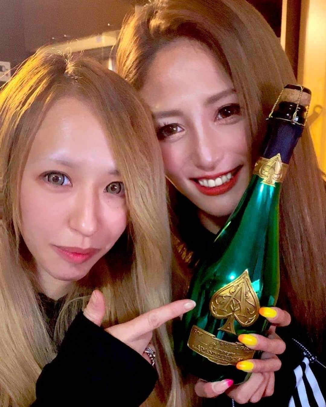 あきるなのインスタグラム：「昨日はリスナーさん宅で 飲んだり配信したりウーバー頼んだり 沢山語れて楽しかった\\(°∀°)// ✧  アルマンドも自分達の為に 空けてくれて本当にお世話になりました✨  おもちゃはキッズチャンネルで 開封します🙇‍♂️  鬼滅最高(´⊙ω⊙` ！！！！！！！ . . . #キャバ嬢 #セルフィー #アルマンド #シャンパン #ギャル #自撮り #メイク #ティックトック #ふわっち #自撮り女子 #飲み会 #アルマンドグリーン #キャバクラ #高級シャンパン #selfie #me #tiktok #youtube #youtuber #cute #champagne #allemand #gal #japanesegirl #japan」