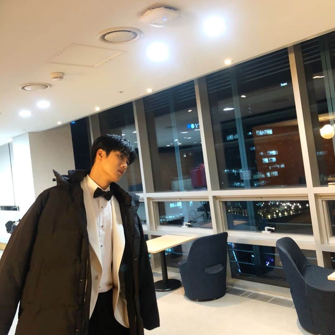 アン・ボヒョンさんのインスタグラム写真 - (アン・ボヒョンInstagram)「오늘 밤 8시 45분 ! MBC 연예대상에서 만나요」12月29日 18時44分 - bohyunahn