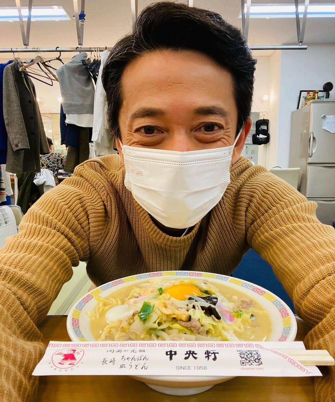 西川忠志さんのインスタグラム写真 - (西川忠志Instagram)「#長崎ちゃんぽん　  #なんばグランド花月  #年末年始特別公演  #吉本新喜劇  #川畑泰史座長 週作品  #初日 の幕が上がりました！   初日から沢山のお客様にご来場頂きました。 本当に有難い限りでございます🙇‍♂️  連日3回公演。  さて初日のお昼ご飯は 超‼️久しぶりに #出前 をとりました。 #中央軒 の長崎ちゃんぽん🍜⭐️‼️  美味しかった😋‼️ 野菜も沢山入っていて嬉しい限りです⭐️‼️  #西川忠志  #感謝」12月29日 18時45分 - nishikawa_tada