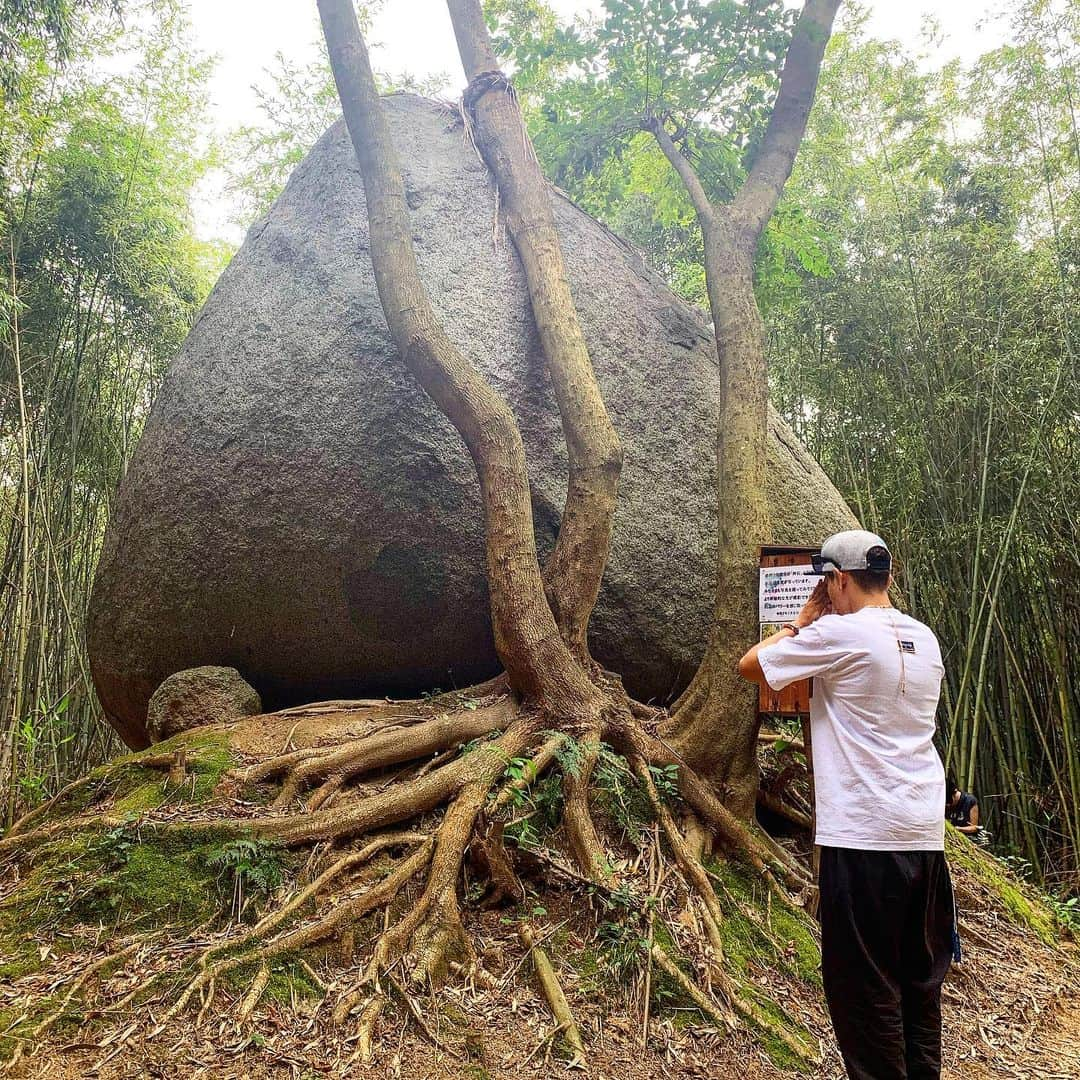 あっくんのインスタグラム：「福岡県は #糸島 にある #神在神社 の #神石 ここに来る途中 うわぁぉぁぁあ！！！！ ってなるくらい重いエネルギーが ずどぉぉぉぉおん！ ってきて死ぬかと思いましたが、 自分を強く持っている人は大丈夫！ 「わっはは！ 俺は何にも屈せぬ漢だぞ！！ しいたけとオクラ以外はかかってこい！」って気持ちを持ってれば◉ 神在って書いているだけはあるなって場所でした。 #パワースポッチャー」