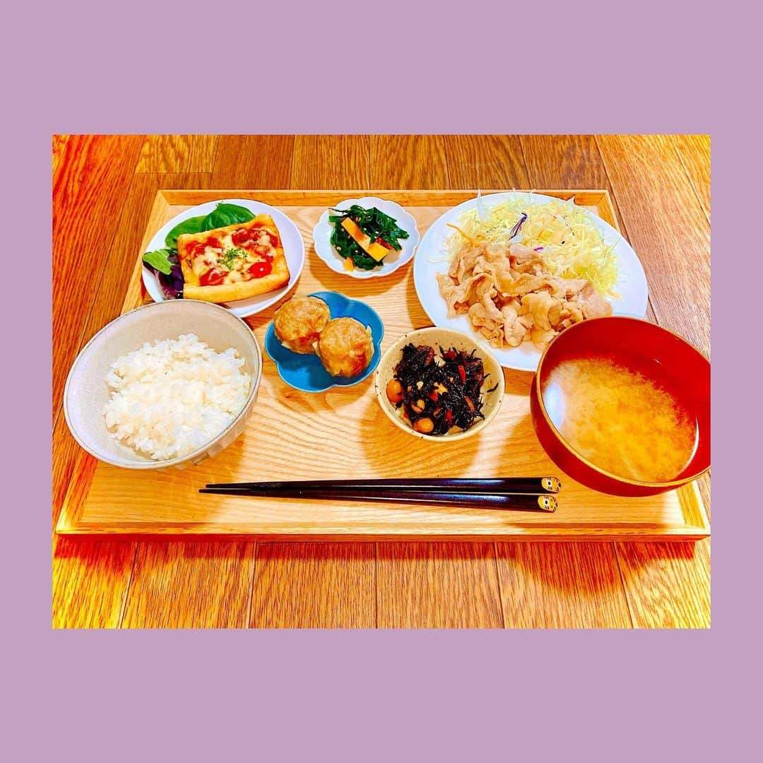 福島雪菜のインスタグラム：「今日の晩ごはん( ˶˙ᵕ˙˶ ) * ✧生姜焼き 　（妹からのリクエスト） ✧ほうれん草と人参のお浸し ✧玉葱のお味噌汁 ✧油揚げでピザ🍕 ✧ひじき・しゅうまい（購入品） ✧白米 * * #手料理❤️ #おうちごはん」