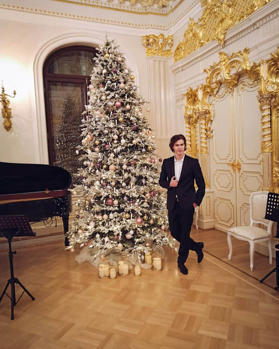 パヴェル・ドローストのインスタグラム：「Wonderful evening in magnificent St. Petersburg...✨🎄🎼  Спасибо @dom_myasnikova  за прекрасный вечер, в сопровождении  волшебной музыки из любимых балетов... 🤗」