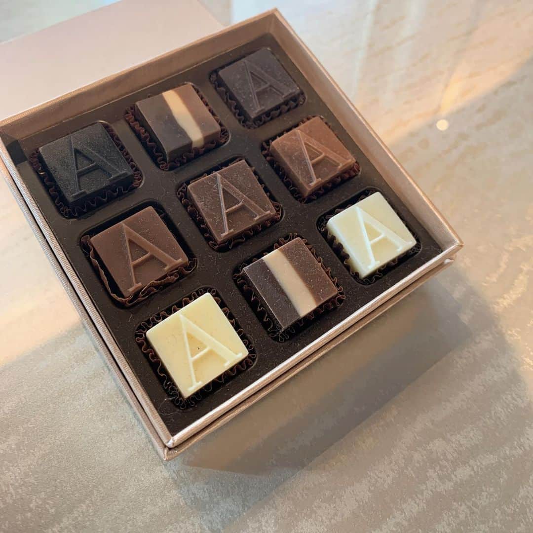 二宮綾海のインスタグラム：「🍫🤎 @armanirestaurants  食べずに しばらくは拝みたくなるチョコレート。  #chocolate」