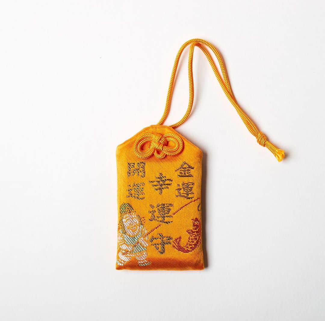Hanako公式さんのインスタグラム写真 - (Hanako公式Instagram)「家に届けてもらえるお守り🐻‍❄️【お守り袋編】﻿ ﻿ 1.護国神社の「大丈夫守～いろいろ大丈夫～」﻿ 力強い刺繍のメッセージが、背中を押してくれたり心に寄り添ってくれたり、パワーを感じられる。お守りの内符（御神札）には、人間国宝の和紙職人・岩野市兵衛さんによる手漉きの和紙が。神様との縁が切れないように、と厚みを持たせた破れにくい奉書となっている。写真は身につけやすいサイズ「中」で、紐の色は5種。ほかに大や布地が水色のものなどあり。電話で受付、初穂料800円。﻿ ﻿ 2.近江神宮の「ときしめすお守り」﻿ 大化の改新や近江大津宮への遷都など数々の大きな決断をし、その後の日本の未来を指し示した天智天皇を祭神に祀っている。それにあやかり、開運への道を説き示す時の神様、導きの神様としての御神徳が高いとされる。ときしめす守りは「進むべき時を示し、進むべき道を説き示す」天智天皇の決断力のように、一瞬のチャンスをものにする御利益があるもの。電話で受付、初穂料1,000円。﻿ ﻿ 3.大前恵比寿神社の「金運・開運・幸運守」﻿ 祭神の事代主神（ことしろぬしのかみ）、いわゆる恵比寿様は、諸々の知恵を授け、人々に幸福をもたらし、常に笑顔を絶やさない福の神だ。金運招福・商売繁盛・健康長寿・災難厄除の御神徳が高いとされ、特に宝くじなどの金運祈願で参拝する人が多い。またその御利益を受けられる「金運・開運・幸運守」が大人気だという。HPの申し込みフォームかFAXで受付、初穂料1,000円。﻿ ﻿ 【Hanak1192_幸せをよぶ神社とお寺特集】﻿ #Hanako #Hanako_magazine #初詣 #お正月 #元旦 #神社 #寺 #お参り #縁結び#開運 #祈願 #パワースポット #お守り #おみくじ #護国神社 #近江神宮 # #座禅 #精進料理 #写経 #神社巡り#御朱印 #大丈夫守 #大前恵比寿神社#photoby_NatsumiKakuto」12月29日 18時57分 - hanako_magazine