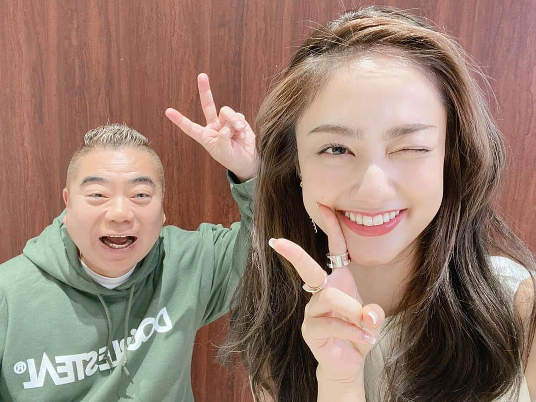 谷まりあさんのインスタグラム写真 - (谷まりあInstagram)「今日で2020年の仕事納めしてきました🥺🥺♥️  2020年はいろいろなことがありましたが、無事に一年間お仕事できたことに感謝です。今年も皆さまの応援のお陰で様々なメディアでお仕事できました！来年もたくさんまりまりスマイルandラブを届けていきたいです！来年もよろしくお願いします！！❤️ またオンエア情報追ってお伝えしますね🥰  今日も一日お疲れ様でした❤️ 頑張ってウィンクしてくれたてっちゃんありがとうございます😝👏🏼🤣最後のお仕事てっちゃんと一緒で安心して収録臨めました！💝何故かわたしの後ろで。。。？笑🤣」12月29日 18時52分 - mariaaaa728