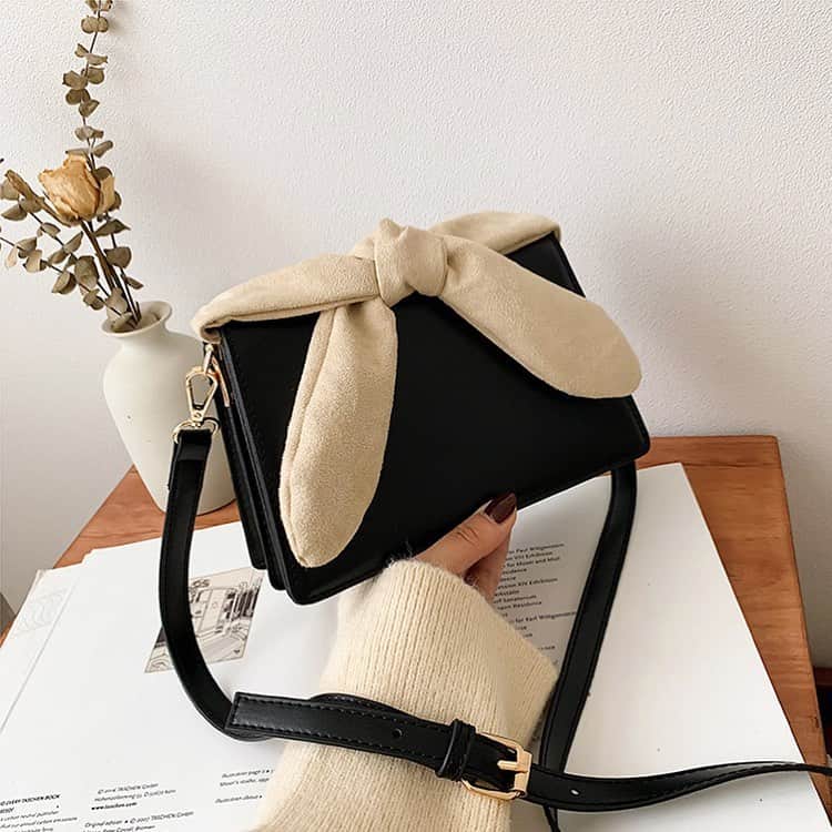 のインスタグラム：「. New item ●リボンハンドバッグ ￥ 4,399 ｟ 12/29 23:59  ZOZO ￥1000 coupon ⇒ ￥3,399 ｠ No:55434041 .  持ち手部分がリボンになったキュートなバッグ ．  落ち着いたベーシックなカラーと ベージュのリボンの組み合わせは 甘くなりすぎず  ナチュラルなファッションにぴったり .！  コンパクトなサイズ感ながら 整理整頓もしやすいバッグになっています ◎  ． ．  #shopnikoniko  #ショップにこにこ」