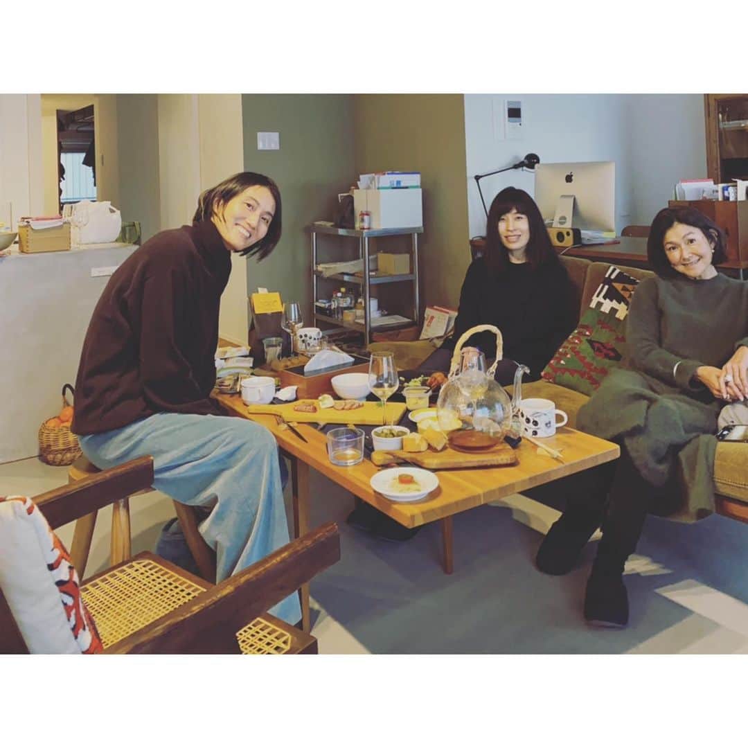 坪田あさみのインスタグラム：「. ゆる〜っと過ごせる年末年始って幸せ🙌🏼 大好きな2人が遊びに来てくれた😊 . 野田ちゃんは今日初めて自分の名前のハッシュタグが インスタ内にいっぱいあることを知りました😂 .  #日々のこと #2020年末  #冬の海で浄化しました #2021年も楽しみなことがいっぱい」