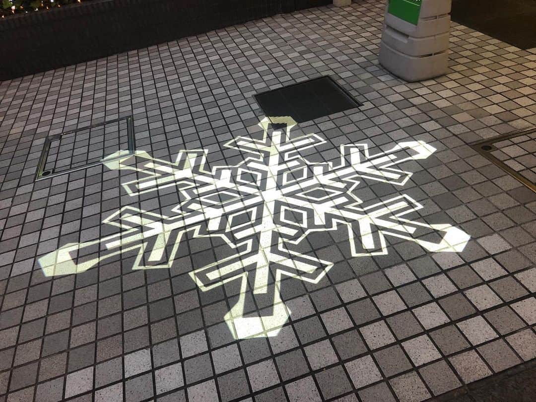 多胡安那のインスタグラム：「東京に雪が！！  #気象予報士 #地面に結晶デザインのライトが映し出されてました #今年もあとわずか #日本海側は大雪での年越しに #大雪や猛吹雪に警戒です」