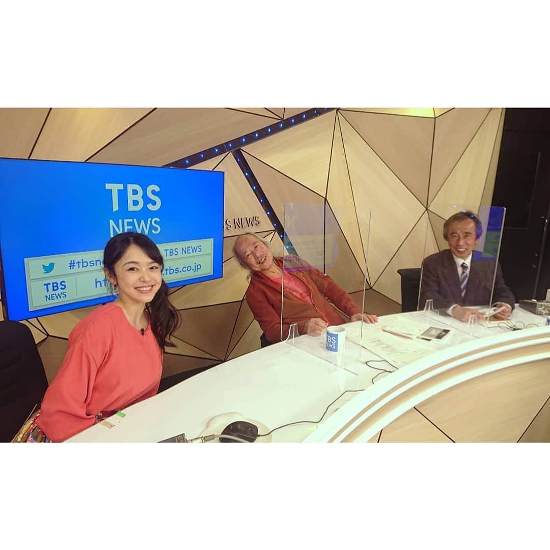 米澤かおりさんのインスタグラム写真 - (米澤かおりInstagram)「. 📺お知らせ📺 CS TBSNEWS「ニュースの視点」。 「今年の映画をふり返る」と題して、 2020年下半期に公開された映画を ランキング形式で紹介します。  【放送日】 12月30日(水)午後10時〜 2021年1月3日(日)午後10時〜再放送  【出演】 宮内鎭雄さん(アナウンサー） 金平茂紀さん(報道特集キャスター)  半期に一回おなじみの映画特番！ 私のおすすめは 『ミッドナイトスワン』です🦢 草なぎ剛さんの圧巻の演技は もちろんですが、 バレエ経験を前提に選ばれたという 一果役・服部樹咲さんの仕草が とても自然で心を掴まれました！ バレエもとっても上手で きれいなんです。  トランスジェンダーという 難しいテーマと 白鳥のはかない美しさが折り重なって 涙が何度も出ました。  #CS #TBSNEWS #映画 #映画通 #映画館 #宮内鎮雄 さん #金平茂紀 さん #報道特集 #ミッドナイトスワン #草なぎ剛 さん#服部樹咲 さん#米澤かおり #セントフォース」12月29日 18時55分 - kaoriina67