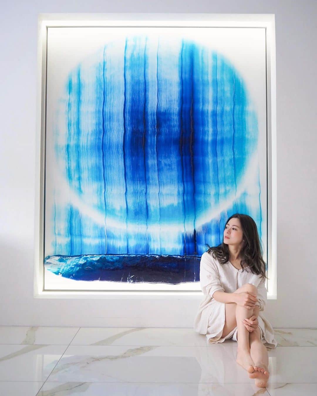 ASUKAさんのインスタグラム写真 - (ASUKAInstagram)「BnA Alter Museum﻿ .﻿ けっこう前になっちゃったんだけど、京都にある素敵なアートホテルに宿泊しました✨﻿ ﻿ それぞれのお部屋を様々なアーティストがデザインしていて、色んなタイプのお部屋に宿泊できるの✨﻿ ﻿ 私が泊まったのは @mina_katsuki さんのFrom one stroke という、何色もの青を使って描かれたアートが飾ってあるお部屋💙﻿ ﻿ 白を基調としたお部屋に深く引き込まれる青…ずっと眺めてたかった✨﻿ そして窓を覗くと京都らしさ満点の鴨川。なんだか不思議な感じでした☺️﻿ ﻿ 他にもお部屋全体がペイントされていたりオブジェがあるお部屋だったり、perfumeの演出を手がける真鍋大度さんデザインのお部屋なんかもあったりと…全部行きたくなる😂❤️﻿ アートファンにはたまらないお部屋がたくさんっ✨﻿ ﻿ ちなみに宿泊しなくてもギャラリースペースで期間ごとにアート展が開催されているので色んなアート鑑賞もできるよ🙆‍♀️﻿ ﻿ ﻿ アカウント載せときます👇﻿ ﻿ ✔︎私が京都で泊まったホテル✨﻿ BnA Alter Museum @bnaaltermuseum﻿ ﻿ ✔︎その一階にあるBAR @untitled_bar_kyoto﻿ 宿泊してなくても行けるよ🍸﻿ ﻿ ✔︎それから東京にもBnA hotelがあるのでここから飛べます✨ @bnahotel﻿ ﻿ #京都ホテル #京都観光 #bnaaltermuseum #untited_bar_Kyoto #アートホテル #ブティックホテル #bnahotel #kyoto #現代アート #現代芸術 #art」12月29日 19時04分 - a.asuka.a
