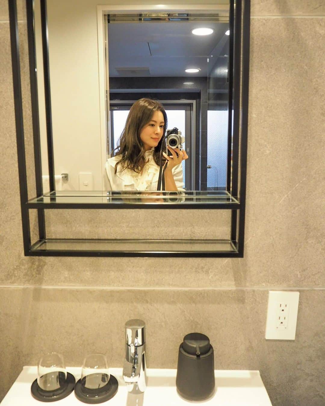 ASUKAさんのインスタグラム写真 - (ASUKAInstagram)「BnA Alter Museum﻿ .﻿ けっこう前になっちゃったんだけど、京都にある素敵なアートホテルに宿泊しました✨﻿ ﻿ それぞれのお部屋を様々なアーティストがデザインしていて、色んなタイプのお部屋に宿泊できるの✨﻿ ﻿ 私が泊まったのは @mina_katsuki さんのFrom one stroke という、何色もの青を使って描かれたアートが飾ってあるお部屋💙﻿ ﻿ 白を基調としたお部屋に深く引き込まれる青…ずっと眺めてたかった✨﻿ そして窓を覗くと京都らしさ満点の鴨川。なんだか不思議な感じでした☺️﻿ ﻿ 他にもお部屋全体がペイントされていたりオブジェがあるお部屋だったり、perfumeの演出を手がける真鍋大度さんデザインのお部屋なんかもあったりと…全部行きたくなる😂❤️﻿ アートファンにはたまらないお部屋がたくさんっ✨﻿ ﻿ ちなみに宿泊しなくてもギャラリースペースで期間ごとにアート展が開催されているので色んなアート鑑賞もできるよ🙆‍♀️﻿ ﻿ ﻿ アカウント載せときます👇﻿ ﻿ ✔︎私が京都で泊まったホテル✨﻿ BnA Alter Museum @bnaaltermuseum﻿ ﻿ ✔︎その一階にあるBAR @untitled_bar_kyoto﻿ 宿泊してなくても行けるよ🍸﻿ ﻿ ✔︎それから東京にもBnA hotelがあるのでここから飛べます✨ @bnahotel﻿ ﻿ #京都ホテル #京都観光 #bnaaltermuseum #untited_bar_Kyoto #アートホテル #ブティックホテル #bnahotel #kyoto #現代アート #現代芸術 #art」12月29日 19時04分 - a.asuka.a