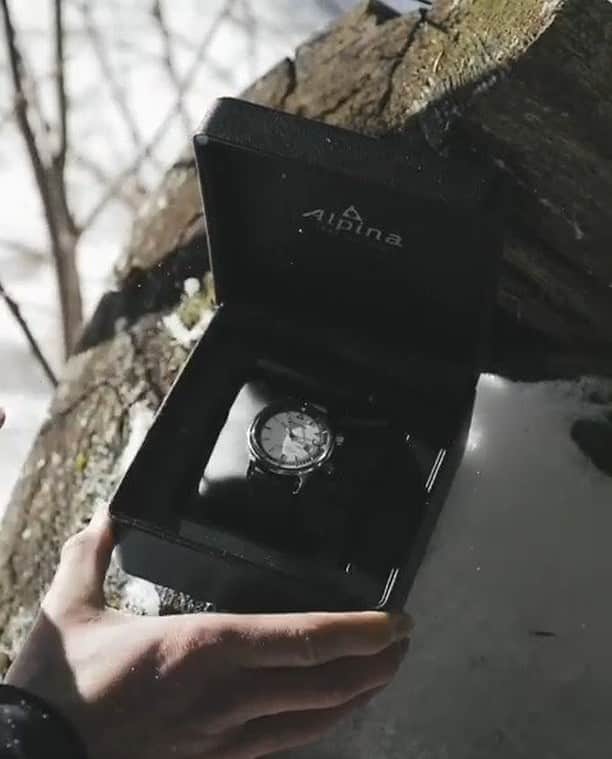 Alpina Watches Japanのインスタグラム：「スポーツウォッチのイメージをいい意味で裏切られる洗練された高級感 ㅤㅤㅤㅤㅤㅤㅤㅤㅤㅤㅤㅤㅤ アルピナの人気コレクション「シーストロング」シリーズの本格的なダイバーズウォッチ“ダイバー ヘリテージ”。白×黒のシックなバイカラーが、スポーティなだけではないスタイリッシュさを醸し出します。クールな配色が引き立つよう、インデックスはバータイプでシンプルに。リッチな雰囲気漂う大人な一本です。 ㅤㅤㅤㅤㅤㅤㅤㅤㅤㅤㅤㅤㅤ 《シーストロング ダイバー ヘリデージ オートマチック&デイト》 AL-525S4H6 ¥196,900 (税込) 自動巻き、30気圧防水、ラバーストラップ . . . . . . #Alpina #AlpinaWatchesJapan #swissmade #swisswatch #watch #wristwatch #sportwatch #outdoor #seastrong #diver #アルピナ #アルピナウォッチ #スイス時計 #時計 #腕時計 #スポーツウォッチ #アウトドア #時計好きな人と繋がりたい #シーストロング #機械式時計 #ダイバー」