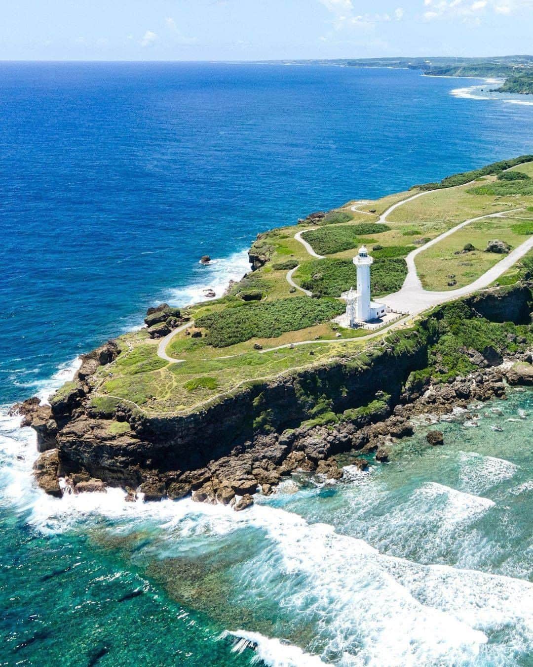 Be.okinawaのインスタグラム：「The eye-catching lighthouse stands still and watches over the island’s life and safety.  📍: Cape Higashi-Henna, Miyako Island 📷: @wataooo Thank you very much for your lovely photos!  Cape Higashi-Henna is a national-designated beauty and also one of the top 100 city parks in Japan. It is located about 40 minutes by car from Miyako Airport. The area is famous for observing countless number of stars in the sky.  Hold on a little bit longer until the day we can welcome you! Experience the charm of Okinawa at home for now! #okinawaathome #staysafe  Tag your own photos from your past memories in Okinawa with #visitokinawa / #beokinawa to give us permission to repost!  #東平安名崎 #宮古島 #miyakoislands #宮古群島 #미야코제도 #miyakoblue #岬 #promontory #japan #travelgram #instatravel #okinawa #doyoutravel #japan_of_insta #passportready #japantrip #traveldestination #okinawajapan #okinawatrip #沖縄 #沖繩 #오키나와 #旅行 #여행 #打卡 #여행스타그램」