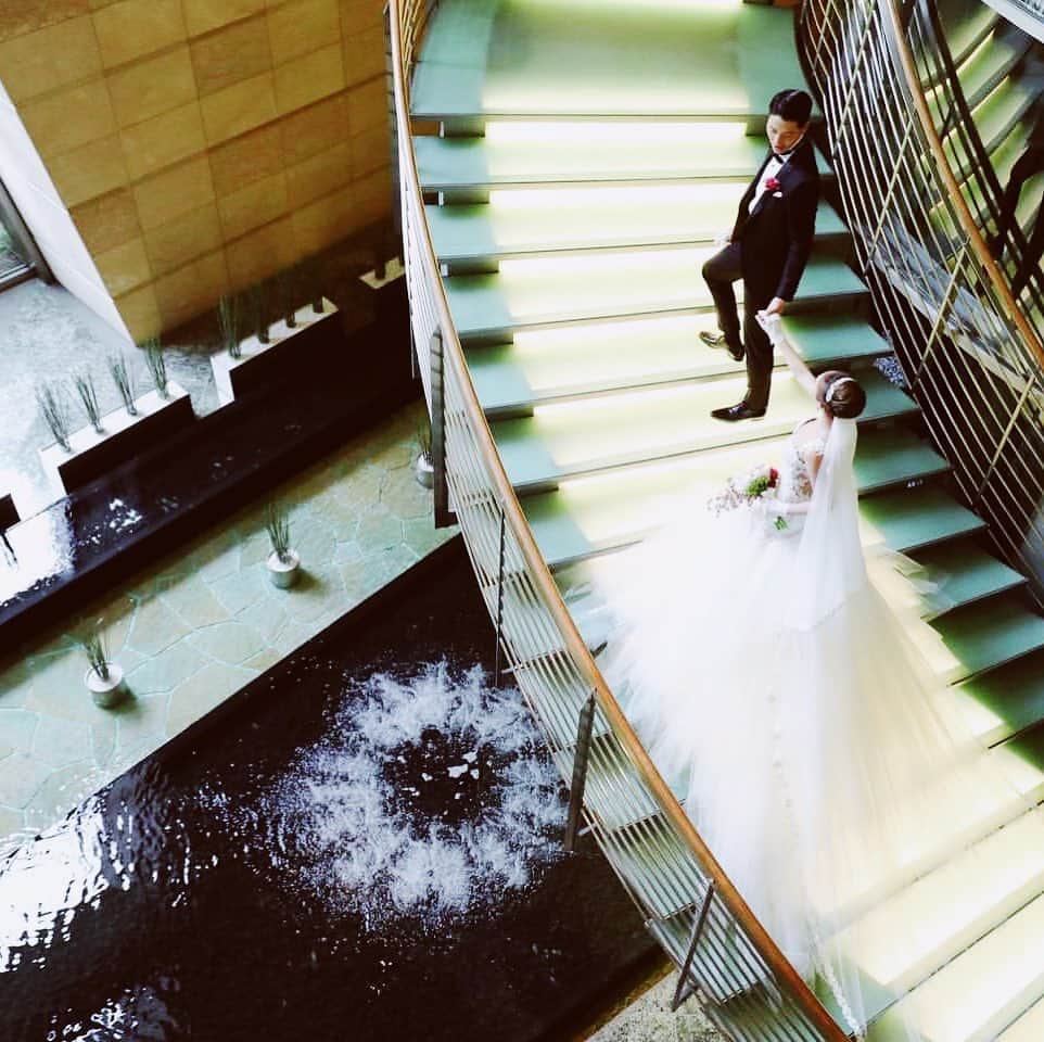 シャングリ・ラ ホテル 東京 ヘブンリーウエディングさんのインスタグラム写真 - (シャングリ・ラ ホテル 東京 ヘブンリーウエディングInstagram)「❄️光の階段❄️﻿ ﻿ グランド ハイアット 東京の中のフォトスポットとして﻿ グラハイ花嫁から絶大な人気を誇る光の階段✨﻿ ﻿ 撮影する位置によって印象の変わる1枚に📸﻿ おふたりだけのスポットをぜひ探してみて👀﻿ ﻿ @moriyu0920 素敵な写真をシェアしていただきありがとうございます😊 ﻿ けやき坂のイルミネーションを眼下に臨む、この時期ならではのイルミネーションステイも販売中。詳しくはBio内のリンクからイルミネーションステイをチェック💁‍♀️﻿ ﻿ 日にち限定でロビーのデコレーションと撮影が可能なNight Walkプラン📷や崇高なチャペルでの挙式が可能な挙式のみプランなど限定プランもご案内中😊詳しくは直接プランナーへ👀﻿ ﻿ ***﻿ ﻿ #wedding #グラハイ花嫁 #グランドハイアット東京 #グラハイ #グランドハイアット #プレ花 #ホテル婚 #ホテルウエディング #卒花 #少人数結婚式 #結婚式 #グラハイにしてよかった #グランドハイアット花嫁 #結婚式準備 #東京花嫁 #関東花嫁 #2021春婚 #2020冬婚 #チャペル #ウエディング #ホテル婚 #ウエディングフォト #フラワーコーディネート #ウエディングフェア #ウエディング準備 #教会式 #ウエディングドレス #オリジナルウエディング #プレ花嫁応援 #フォトスポット」12月29日 19時03分 - grandhyatttokyo_wedding
