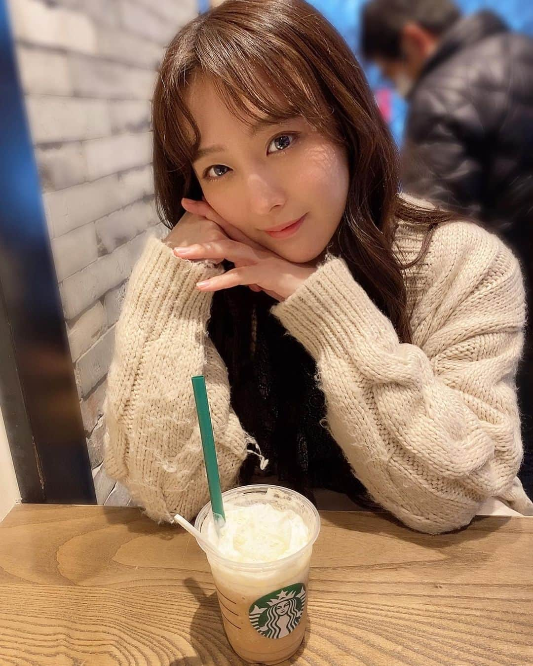 鎌田菜月さんのインスタグラム写真 - (鎌田菜月Instagram)「前髪分けてみた🐝﻿ ﻿ #過去pic #ootd #zara #knit #starbucks #センター分け #longhair」12月29日 19時03分 - nacky_k829