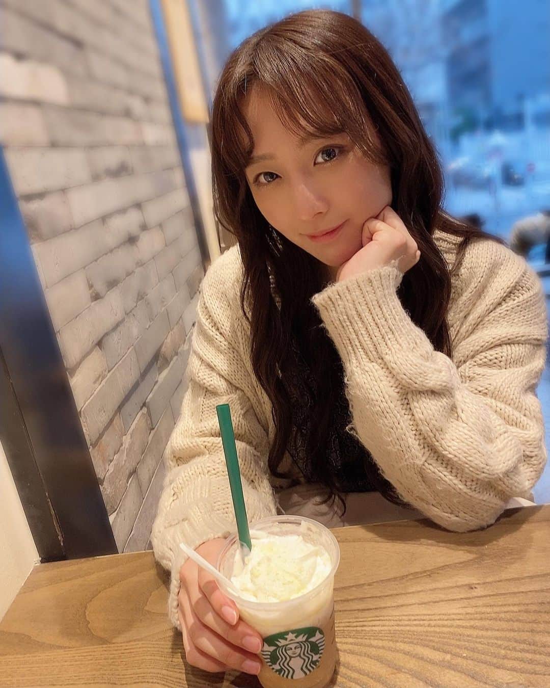 のインスタグラム：「前髪分けてみた🐝﻿ ﻿ #過去pic #ootd #zara #knit #starbucks #センター分け #longhair」