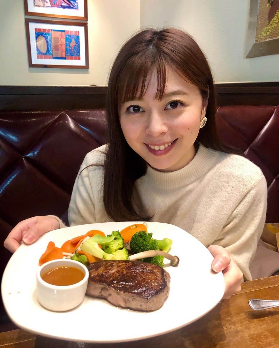 上杉桜子のインスタグラム：「お誕生日を迎えました🎂 年齢は伏せておきます❤️ 充実した一年にしたいと思います！ #お誕生日 #嬉しいやら悲しいやら #充実した一年になりますように #肉の日 #ステーキ」