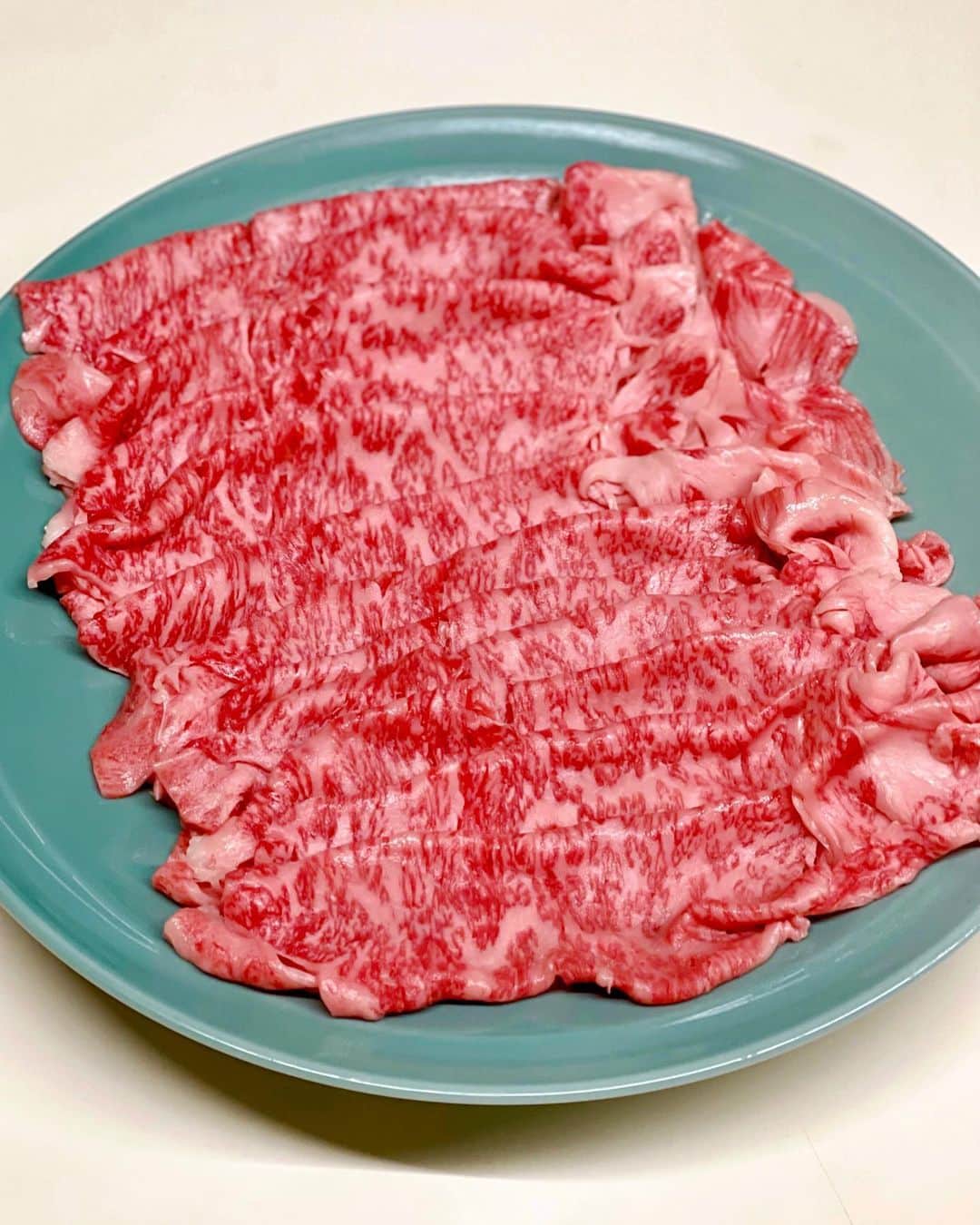 秋山具義さんのインスタグラム写真 - (秋山具義Instagram)「岡田賢一郎シェフからいただいた神戸牛のしゃぶしゃぶ肉が素晴らしく美味しかった❤️﻿ ありがとうございました！」12月29日 19時08分 - gugitter
