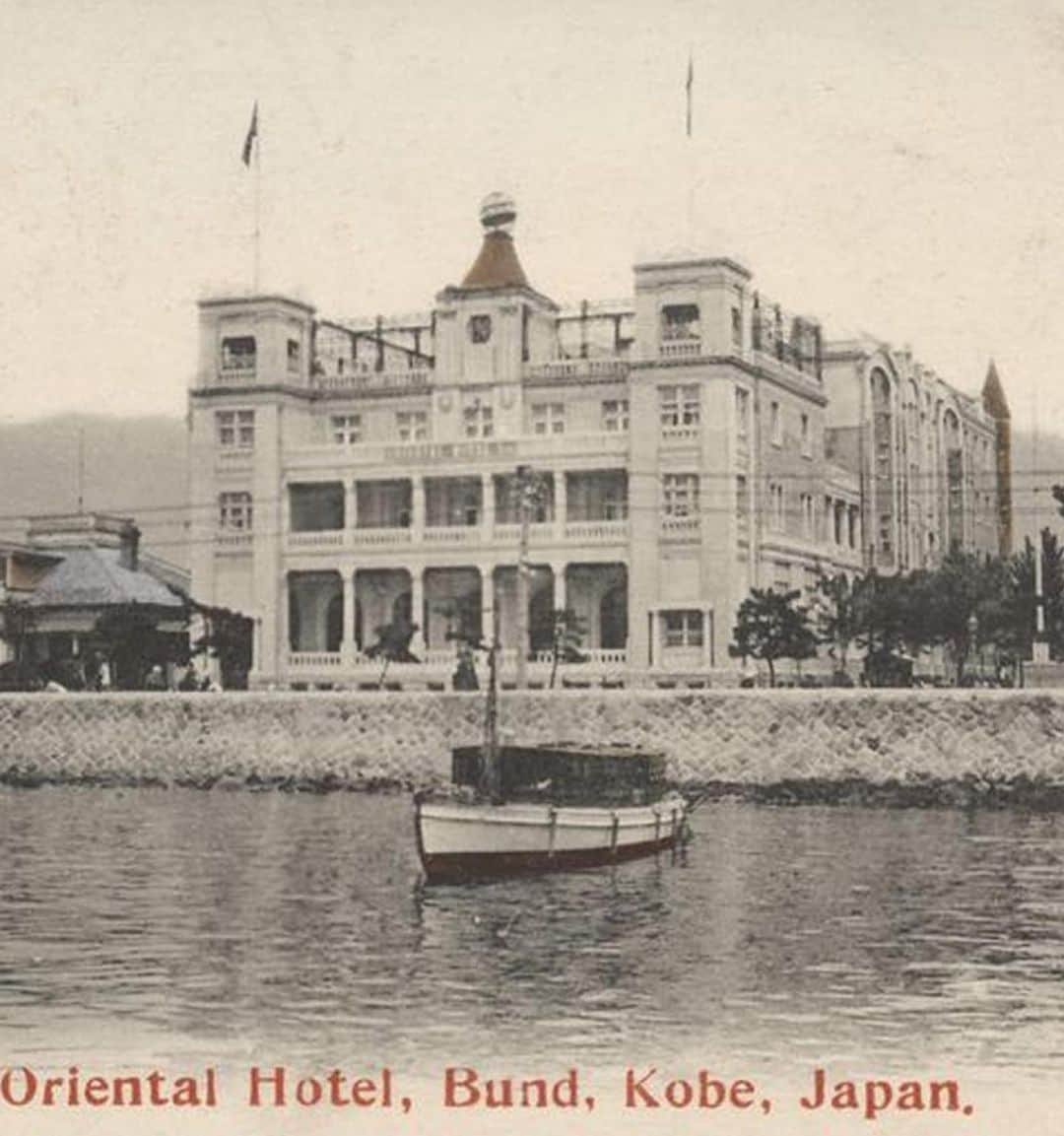 ［公式］オリエンタルホテル神戸・旧居留地さんのインスタグラム写真 - (［公式］オリエンタルホテル神戸・旧居留地Instagram)「. ORIENTAL HOTELの歴史は長く、開業の1870年以来、 外国人居留地内で何度も移転をしてきました。 こちらは3代目(1907~)だったころの地図。 3代目ORIENTAL HOTELは外国人居留地6番地にありました。 現在の海岸通(国道2号線)の道沿いです。  ちなみに現在のORIENTAL HOTELの場所は25・26番地。 地図に記載されている情報を見ると、 25番地：Deutsch-Asiatische Bank 26番地：Chartered Bank　と書かれています。 25番地は「独亜銀行」というドイツの銀行、 26番地は「チャータード銀行」。 現在の9番地チャータードビルの前身だったようです。  [写真3枚目]  外国人居留地6番地に移転した初期のORIENTAL HOTEL。 当時の写真を見ると、 現在の国道2号線の南側はすぐ海だったことがわかります。  [写真4枚目]  時代に合わせて少しずつその姿を変えながらも、 ORIENTAL HOTELは世界中の方たちを魅了してきました。 西隣には、商船三井ビルディングが現在と全く同じ姿で 写っています。  [写真5枚目] 外国人居留地6番地だった場所は、 現在は建隆ビルが建っています。  歴史を紐解いていくと、 神戸旧居留地という街がいかに歴史古く、 神戸の街の成長を担ってきたかがわかります。 そしてその街とORIENTAL HOTELが共にあり続けた時間。 その重みを改めて大切に感じるのです。  #オリエンタルホテル #throwback #神戸旧居留地」12月29日 19時08分 - oriental.hotel.kobe