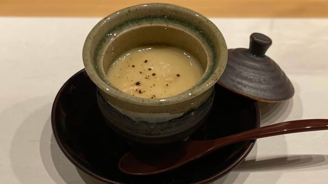 前川由希子さんのインスタグラム写真 - (前川由希子Instagram)「これ、ランチにしてください😭  実は、メインの握りの前のお料理いらない派😂 寿司好きなので、いきなり握りが食べたい！😂 でも、ココのお料理は別だった！ もうどれもこれも美味しくて。 もっと欲しい！と何度言ったことか…。  特に好きだったのが、 煮た大根にあん肝が乗ったモノ。 セイコガニ。 そして、このグツグツの白子✨ 醤油ダレの香ばしさとともにトロトロアツアツの白子を半分食べたあとは、 一口大のシャリを入れて混ぜ混ぜ。 もう、ため息しか出ない❤️ ランチで丼いっぱい食べたい！  1週間で4回のお寿司。 お寿司なら毎日いける！！  #鮨五徳  #五徳  #鮨 #寿司  #白子  #白子ごはん をランチに🙇‍♀️ #渋谷グルメ  #奥渋  #奥渋グルメ  #東京寿司  #東京鮨  #寿司好きな人と繋がりたい  #今週4回目の寿司  #ごちそうさまでした」12月29日 19時09分 - maekawa.yukiko