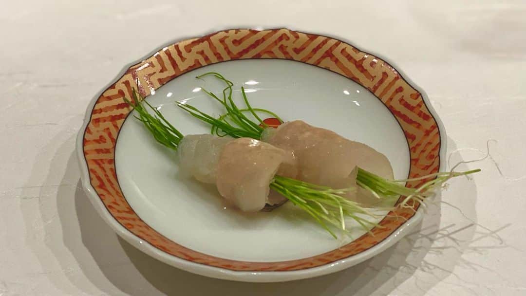 前川由希子さんのインスタグラム写真 - (前川由希子Instagram)「これ、ランチにしてください😭  実は、メインの握りの前のお料理いらない派😂 寿司好きなので、いきなり握りが食べたい！😂 でも、ココのお料理は別だった！ もうどれもこれも美味しくて。 もっと欲しい！と何度言ったことか…。  特に好きだったのが、 煮た大根にあん肝が乗ったモノ。 セイコガニ。 そして、このグツグツの白子✨ 醤油ダレの香ばしさとともにトロトロアツアツの白子を半分食べたあとは、 一口大のシャリを入れて混ぜ混ぜ。 もう、ため息しか出ない❤️ ランチで丼いっぱい食べたい！  1週間で4回のお寿司。 お寿司なら毎日いける！！  #鮨五徳  #五徳  #鮨 #寿司  #白子  #白子ごはん をランチに🙇‍♀️ #渋谷グルメ  #奥渋  #奥渋グルメ  #東京寿司  #東京鮨  #寿司好きな人と繋がりたい  #今週4回目の寿司  #ごちそうさまでした」12月29日 19時09分 - maekawa.yukiko