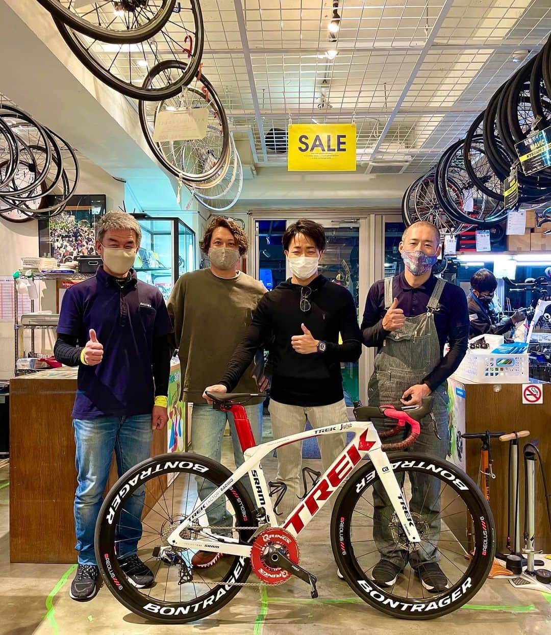 松下信治のインスタグラム：「兄からのお下がりマドンP1 @masato.shimoyama  ありがとう🤗 ナルシマさんで、丁寧にフィッティンていただきました。藤野さん、小畑さんありがとうございました。  ※2枚目、後ろに写ってる人、なんか見たことあるな〜🤔笑」