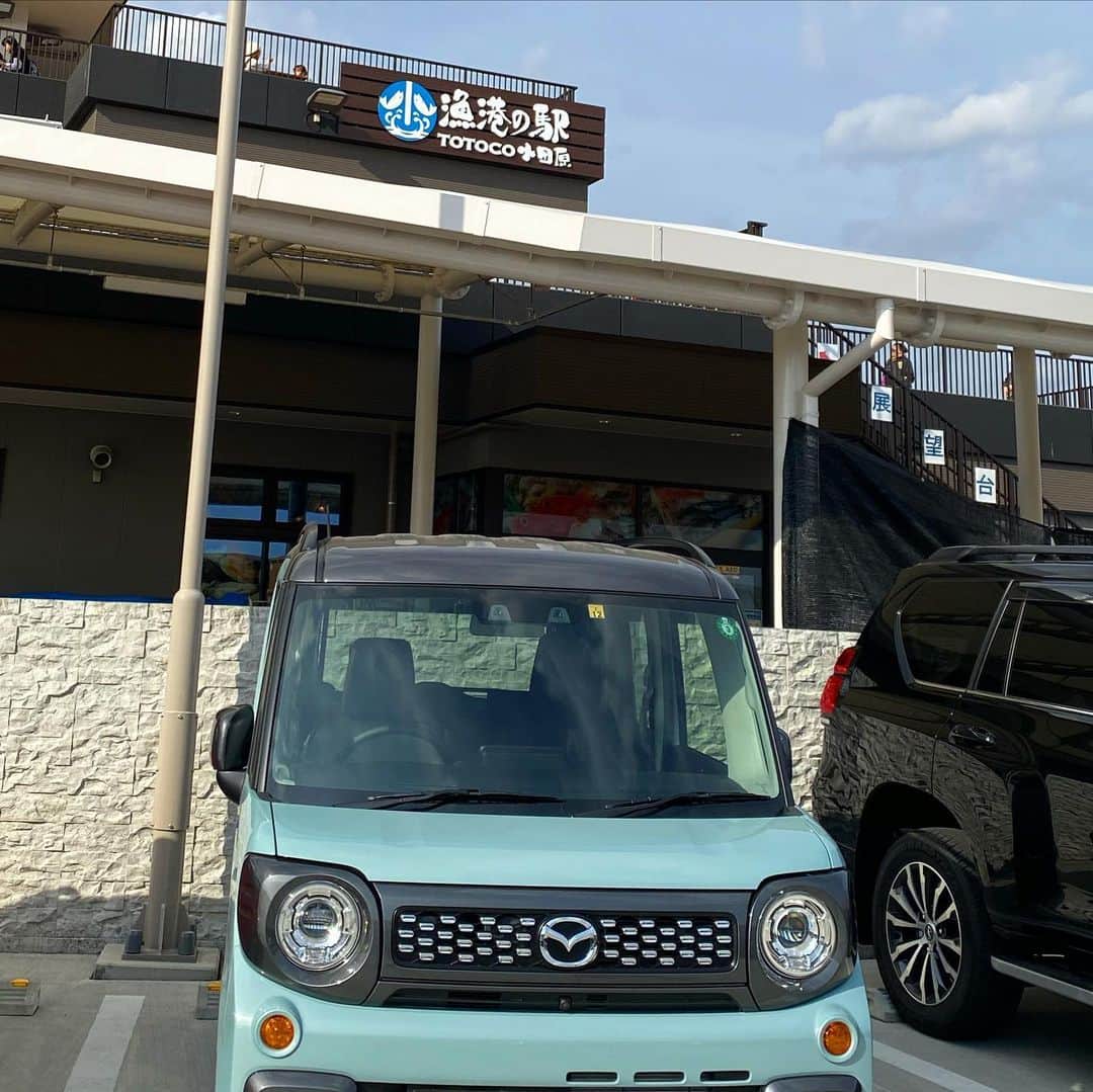 高松いくさんのインスタグラム写真 - (高松いくInstagram)「今日、、高速道路を🛣走るとは思わなかった（笑）  朝6:45に待ち合わせ  『鬼滅の刃』4DX鑑賞  映画は3回目🎬  そして  小田原換気の良い外で海鮮丼を食す❤️  同じ食いしん坊ガールRUKAちゃんと😎  引越し祝いに、最高のプレゼント🎁ありがとう🤣💕  「笑みの呼吸の使い手』高松いく ・笑みの呼吸　壱ノ型　微笑み ・笑みの呼吸　弍ノ型　満面の笑み ・笑みの呼吸　参ノ型　腹筋崩壊  「ちょっと待ってくれないか❗️」  天才すぎやしないか❗️  なかなか取れない4DXチケットを取ってくれてありがとう‼️  事故無く、友達を送り届けられて良かった😭  最高のドライブ一緒にしてくれてありがとう‼️  #ドライブ #海老名 #鬼滅の刃 #特典 GET #鬼滅の刃4dx  #小田原 #海鮮丼 #長時間運転 #drive #thankyou  #漁港　#totoco小田原  #海鮮丼ランチ #小田原グルメ  #車　#car #漫画 #マンガ　揃ってきた😍 　#鬼滅好きと繋がりたい （笑）」12月29日 19時11分 - iku_takamatsu_trip_sup_yoga