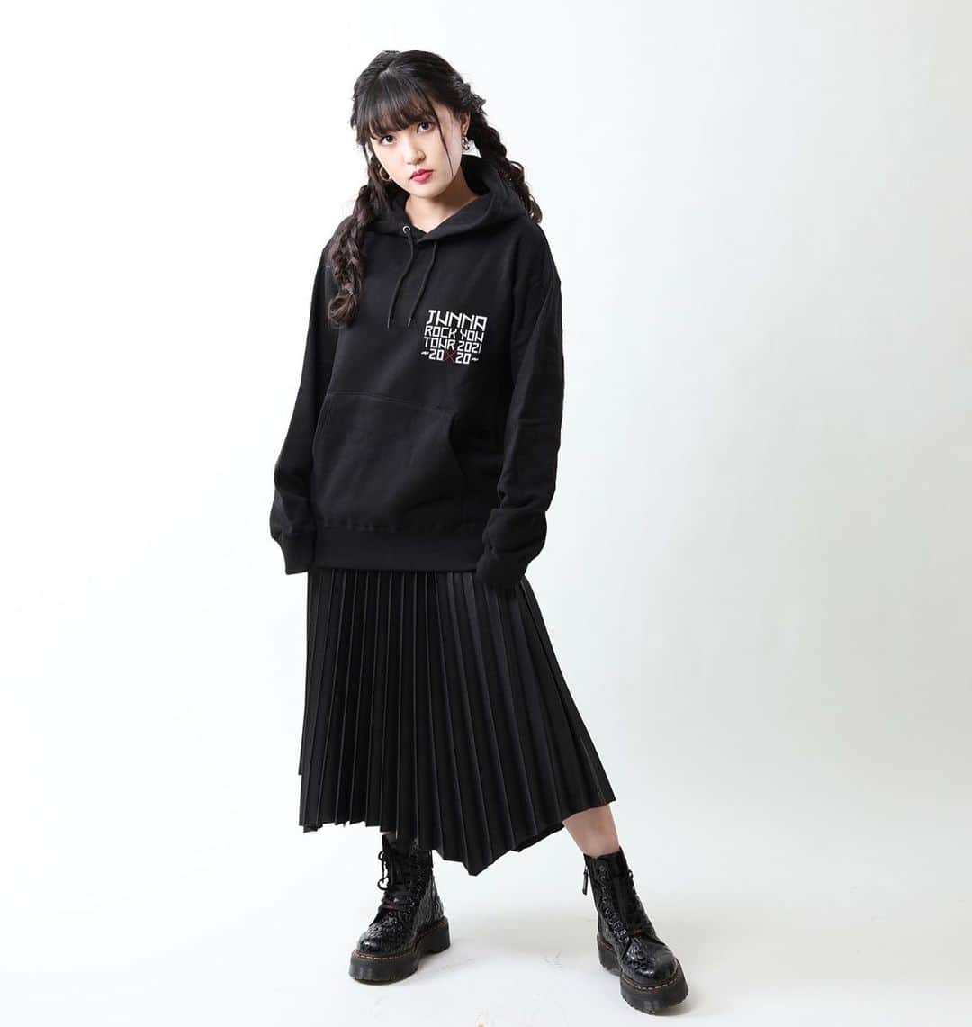 JUNNAのインスタグラム：「『JUNNA ROCK YOU TOUR 2021 〜20×20〜』グッズ紹介〜〜〜③  "20×20 Logo Hoodie" ❤️🖤🤍」